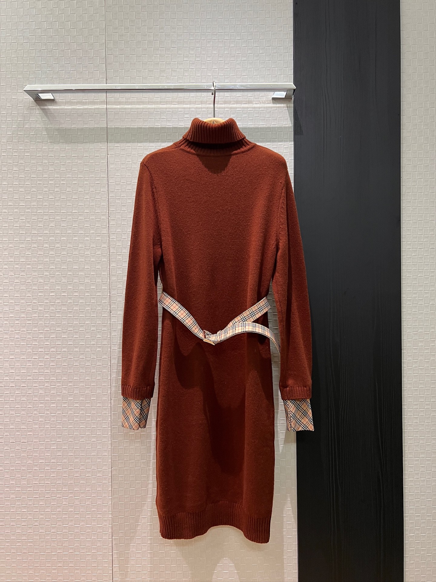 NO:654300,New two-turn high-neck knitted wool skirt dress. Classic plaid splicing. Fake two-piece cuffs. Plaid belt to tighten the waist. Decorative plaid cuffs. Removable. Slim fit. Versatile temperament. Black, brown and red. SML,,skirts,alexander wang19860909新款两翻高领针织羊毛裙连衣裙 经典格纹拼接假两件袖口 系格纹腰带收腰装饰格子袖口可拆卸 修身显瘦 气质百搭黑色棕红 SML,,skirts,alexander wang,Women's clothing