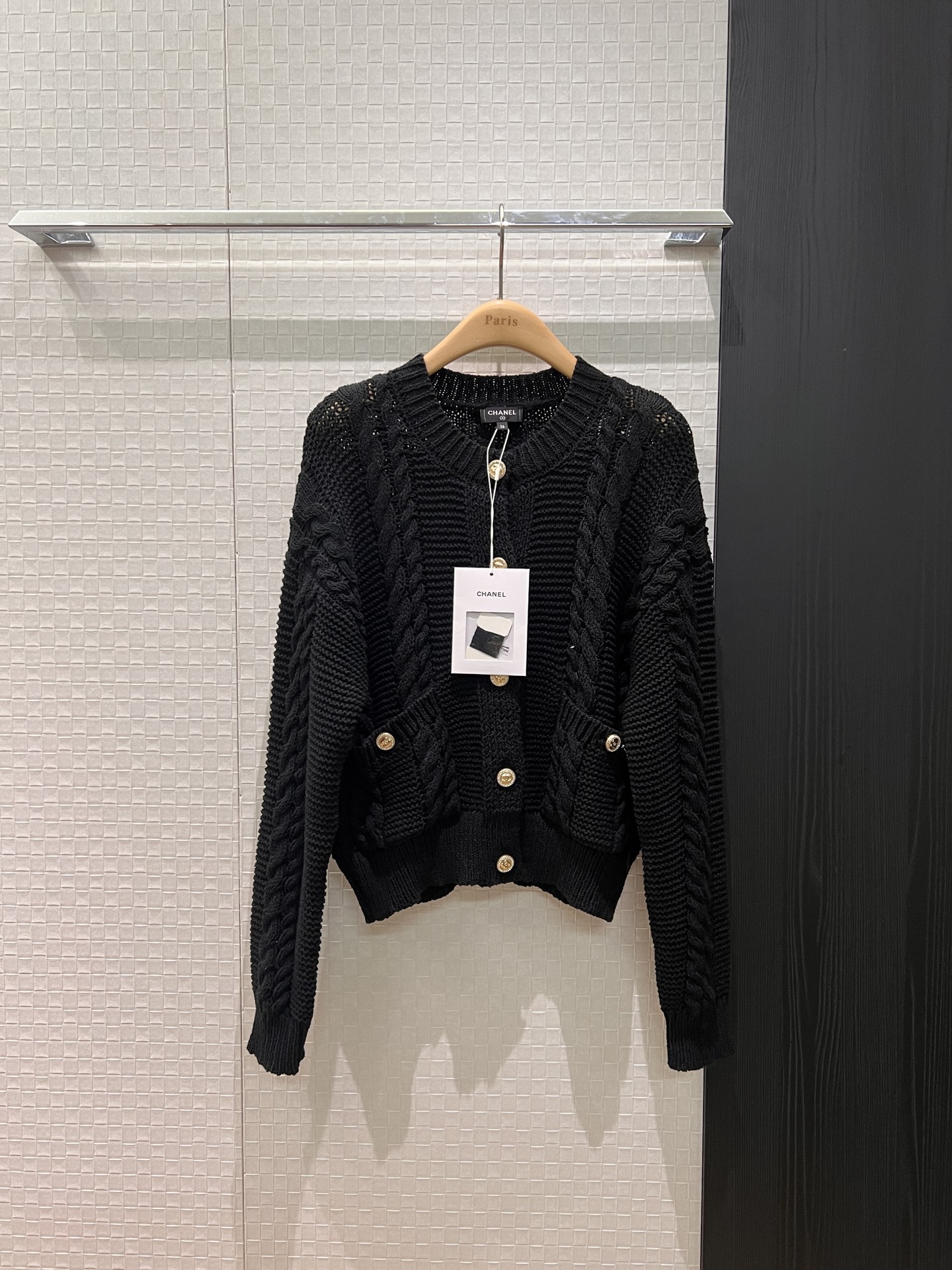 NO:654342,26C new Xin Zhilei carbonic acid style hollow hemp pattern knitted round neck cardigan jacket molded double C gold buckle lazy and casual temperament versatile black apricot SML,,jackets & coats,alexander wang1986090926C新款辛芷蕾 碳酸同款 镂空麻花纹针织圆领开衫外套开模双C金扣 慵懒休闲 气质百搭黑色杏色 SML,,jackets & coats,alexander wang,Women's clothing
