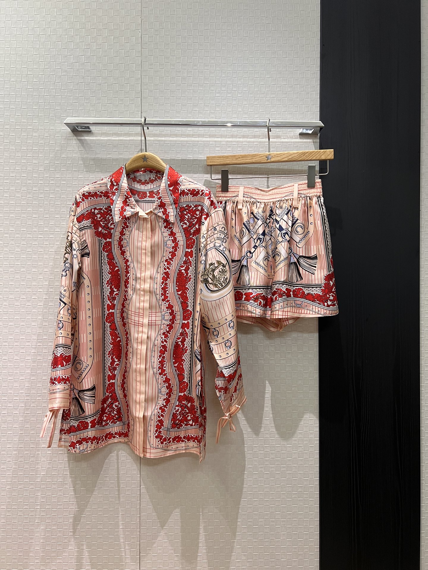 NO:654277,Short shirt for early spring catwalk. New positioning printed silk twill shirt. Positioning flower silk shorts with elastic waist. Pockets on both sides. Regular for commuting. Shirt cuffs with tie design and decoration. Temperament to reduce age. Can be worn as one set or separately. S-XL, shorts, real silk, alexander wang19860909衬衣短早春走秀 新款定位印花真丝斜纹衬衣定位花真丝短裤松紧腰 两侧有口袋 通勤常规 衬衣袖口系带设计装饰 气质减龄 可一套或分开搭 S-XL,,shorts,real silk,alexander wang,Women's clothing