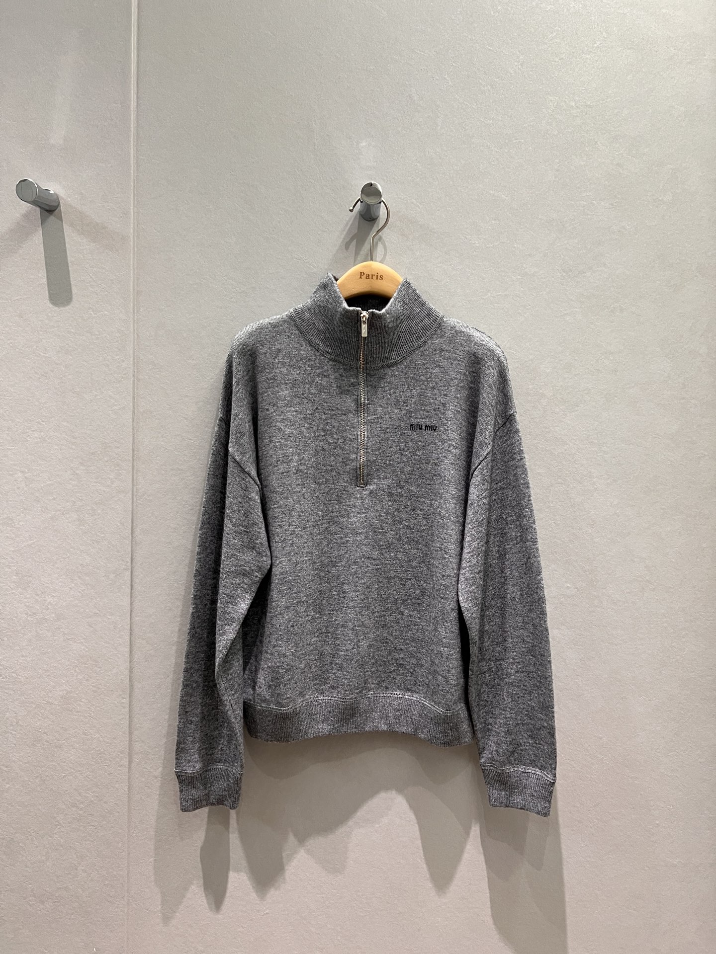 NO:654283,New minimalist gray zipper half placket design. Small turtleneck knitted long-sleeved top with miu letter jacquard on the chest. miu style is loose and casual. Versatile for all ages. SML,,miumiu,alexander wang19860909新款极简灰色拉链半开襟设计 小高领针织长袖上衣胸前miu字母提花 miu系穿搭宽松休闲 减龄百搭 SML,,miumiu,alexander wang,Women's clothing