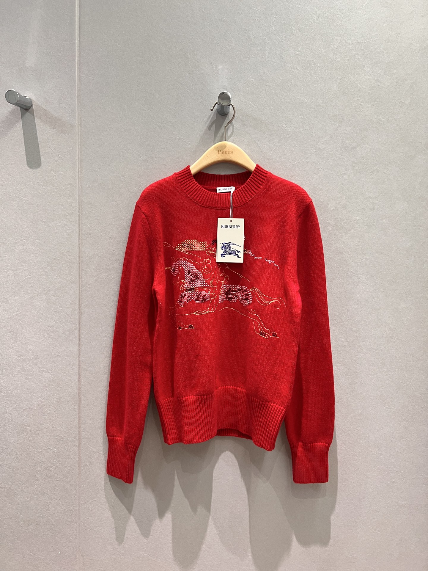 NO:654298,New classic war horse logo jacquard knitted wool top with round neck and long sleeves. Simple, fashionable and versatile for all ages. Christmas and New Year red. Fashionable and cute white. SML,,alexander wang19860909新款经典战马logo提花针织羊毛上衣圆领长袖 简单时尚减龄百搭 圣诞新年红 洋气可爱白 SML,,alexander wang,Women's clothing