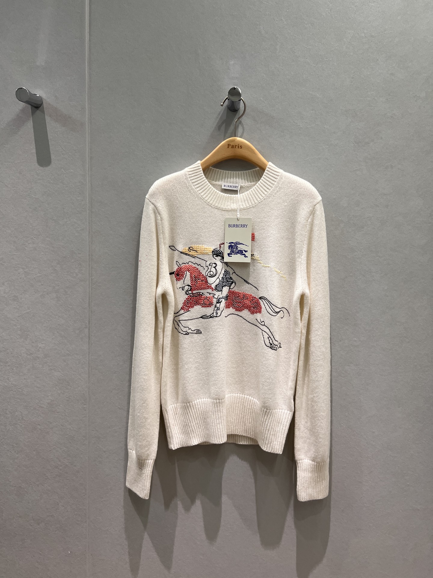 NO:654290,New classic war horse logo jacquard knitted wool top with round neck and long sleeves. Simple, fashionable and versatile for all ages. Christmas and New Year red. Fashionable and cute white. SML,,alexander wang19860909新款经典战马logo提花针织羊毛上衣圆领长袖 简单时尚减龄百搭 圣诞新年红 洋气可爱白 SML,,alexander wang,Women's clothing