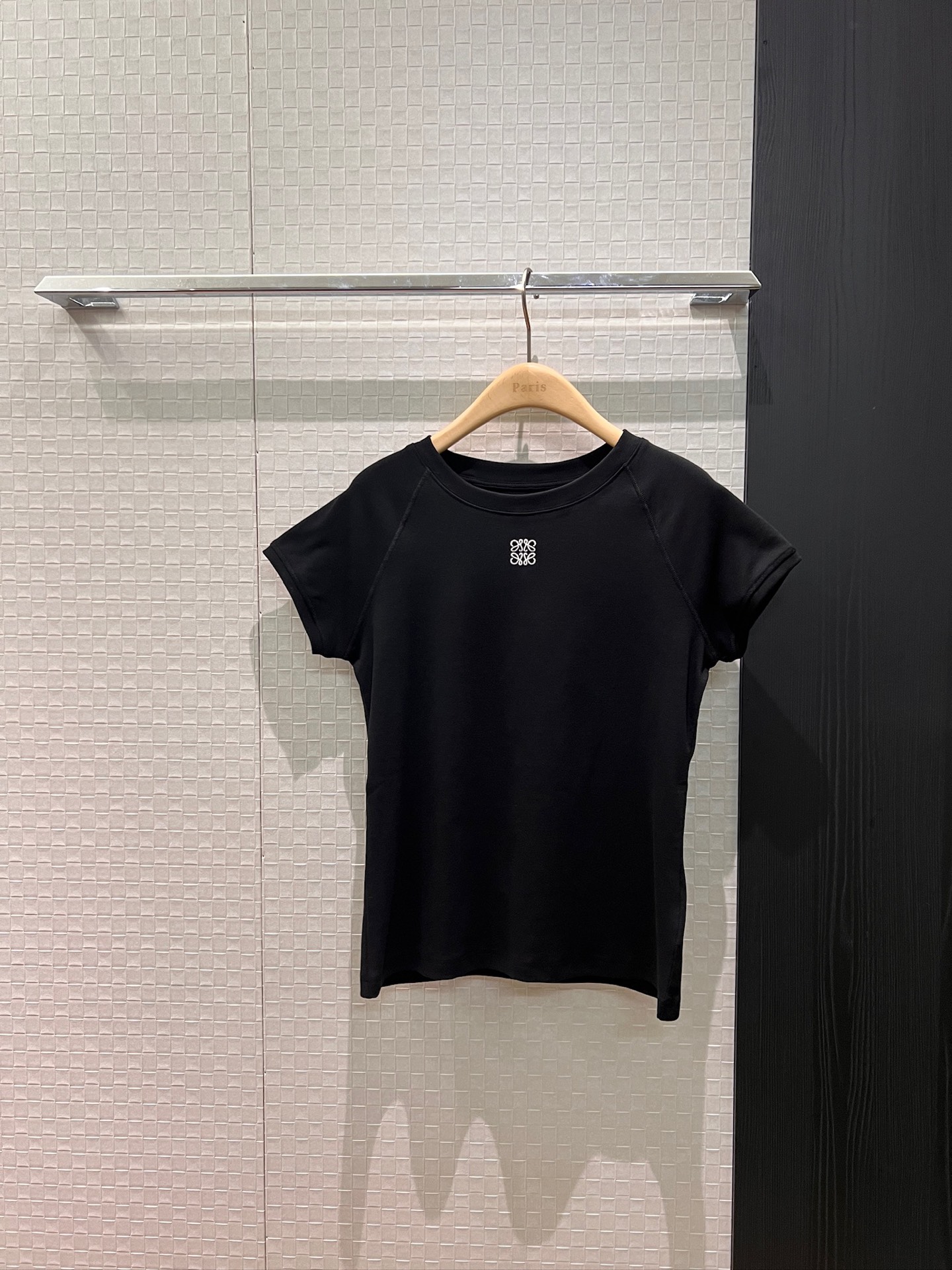 NO:654270,New model of Joey Yung and Wang Luodan, classic embroidered logo badge on the chest, small version T-shirt with raglan sleeves, slim fit, black and white, SML,, tees, t-shirt, alexander wang19860909新款容祖儿 王珞丹同款 胸前经典刺绣logo徽章小版T恤插肩袖拼接 修身显瘦黑色白色 SML,,tees，t-shirt,alexander wang,Women's clothing