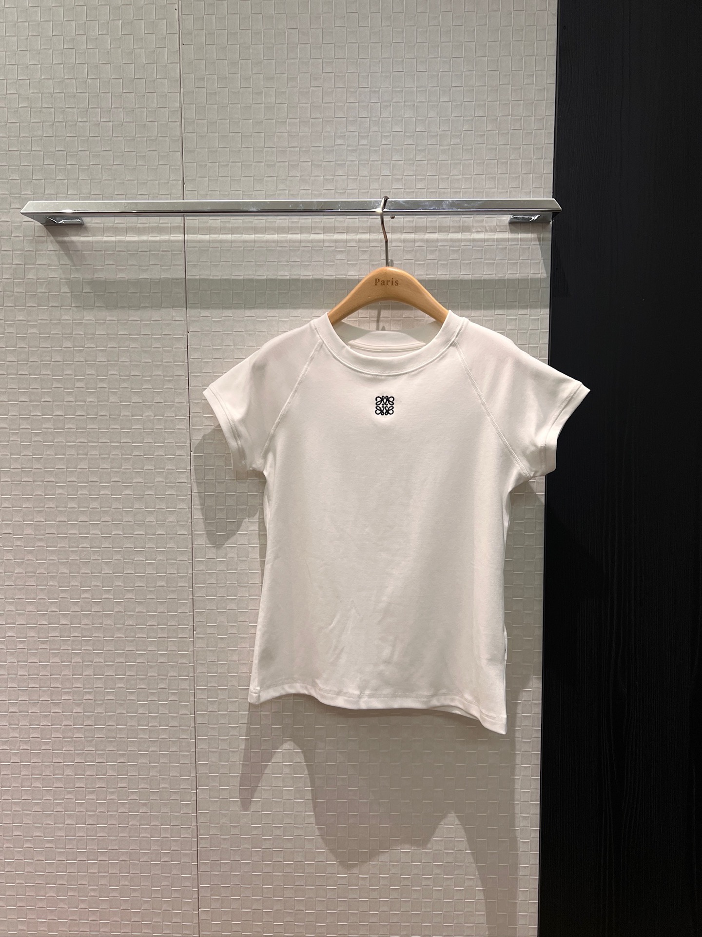 NO:654262,New model of Joey Yung and Wang Luodan, classic embroidered logo badge on the chest, small version T-shirt with raglan sleeves, slim fit, black and white, SML,, tees, t-shirt, alexander wang19860909新款容祖儿 王珞丹同款 胸前经典刺绣logo徽章小版T恤插肩袖拼接 修身显瘦黑色白色 SML,,tees，t-shirt,alexander wang,Women's clothing