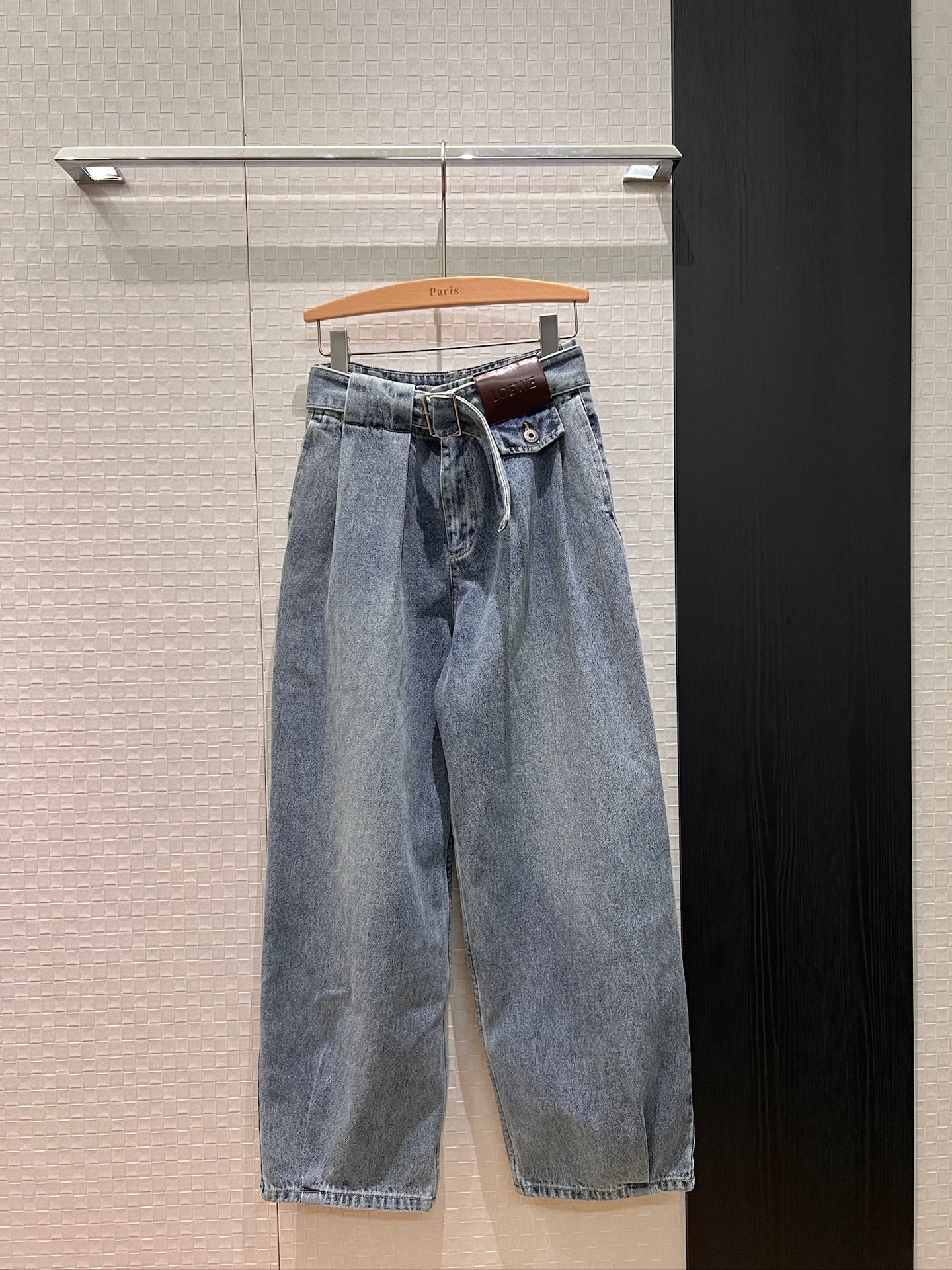 NO:654289,The new model is recommended by loewe Chen Duling. Belt decorated with logo leather brand. Pleated design. Balloon jeans. Handsome and stylish. Walking with wind. Washed denim blue. Versatile for age reduction. SML,,loewe,jeans,alexander wang19860909新款推荐loewe陈都灵同款 系腰带装饰logo皮牌褶皱设计气球牛仔裤帅气炸街 走路带风 洗水牛仔蓝 减龄百搭SML,,loewe,jeans,alexander wang,Women's clothing