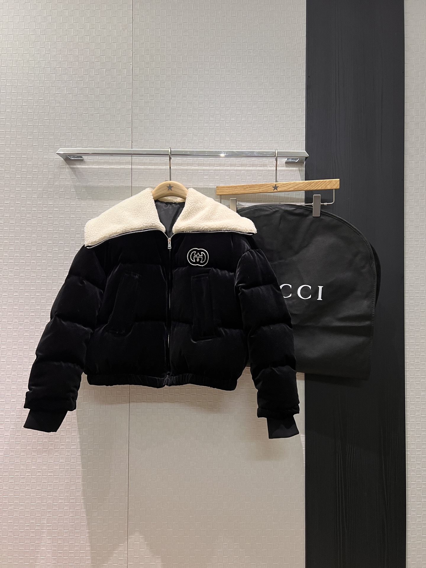 NO:655129,Comes with dust bag, new polar fleece large lapel velvet short down jacket, double G embroidered on the chest, elastic waist at the hem, delivered with dust bag, fashionable and warm S-XL,,jackets & coats,down jacket,alexander wang19860909配防尘袋新款摇粒绒大翻领丝绒短款羽绒服外套胸前刺绣双G 下摆松紧收腰配送防尘袋 时尚保暖 S-XL,,jackets & coats,down jacket,alexander wang,Women's clothing