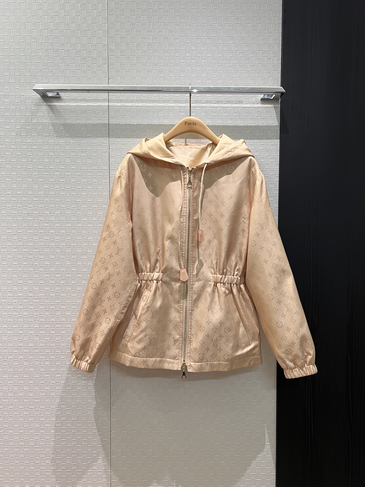 NO:655108,New dark pattern old flower logo jacquard hooded windbreaker jacket with non-detachable hood. Elastic waist and ruffled hem. Elasticated cuffs are loose and casual. Versatile for all ages. S-XL,,jackets & coats,hats,alexander wang19860909新款暗纹老花logo提花连帽风衣外套帽子不可拆 松紧收腰荷叶下摆 袖口松紧宽松休闲 减龄百搭 S-XL,,jackets & coats,hats,alexander wang,Women's clothing