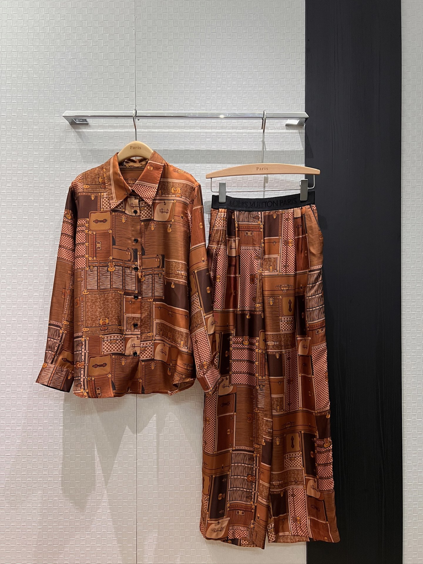 NO:655098,New classic leather suitcase positioning printed silk twill shirt positioning floral silk wide leg pants fashionable and versatile with a lazy temperament jacquard logo elastic waistband decoration can be worn as a set or separately S-XL lining, real silk, alexander wang19860909新款经典皮箱定位印花真丝斜纹衬衣定位花真丝阔腿裤时尚百搭 气质慵懒 提花logo松紧腰带装饰 可一套或分开搭 S-XL 衬,,real silk,alexander wang,Women's clothing