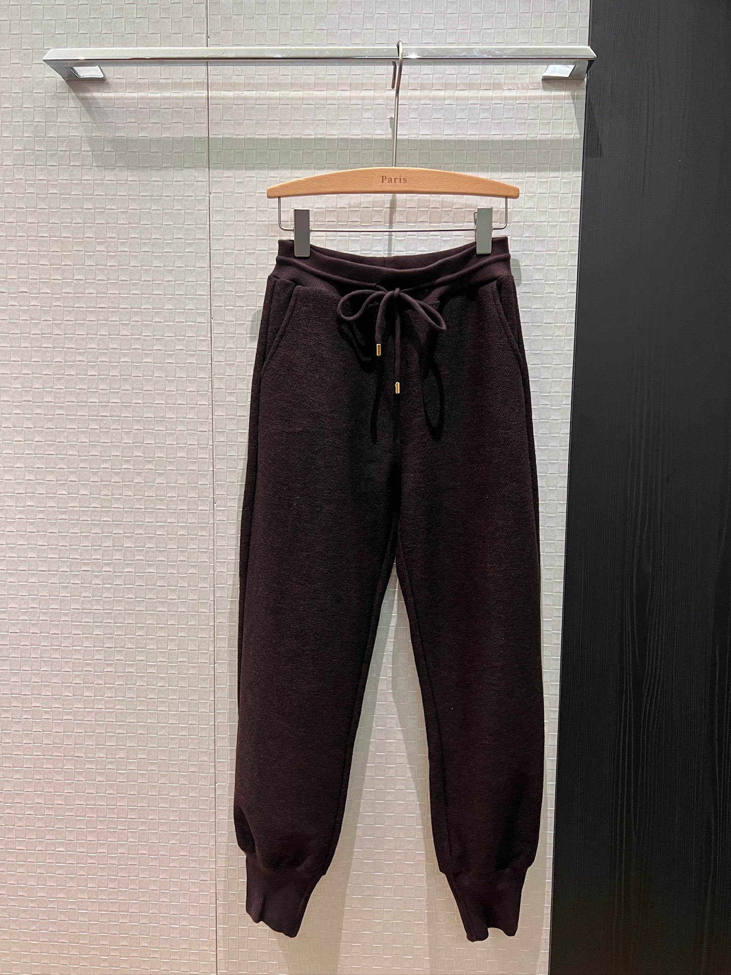 NO:655104,New LP drawstring lace design casual sports pants, retro brown ribbed feet, lazy and casual, age-reducing, versatile and relaxed atmosphere SML,,loro piana,alexander wang19860909新款LP抽绳系带设计休闲运动裤 复古咖色罗纹束脚 慵懒休闲 减龄百搭松弛氛围感 SML,,loro piana,alexander wang,Women's clothing