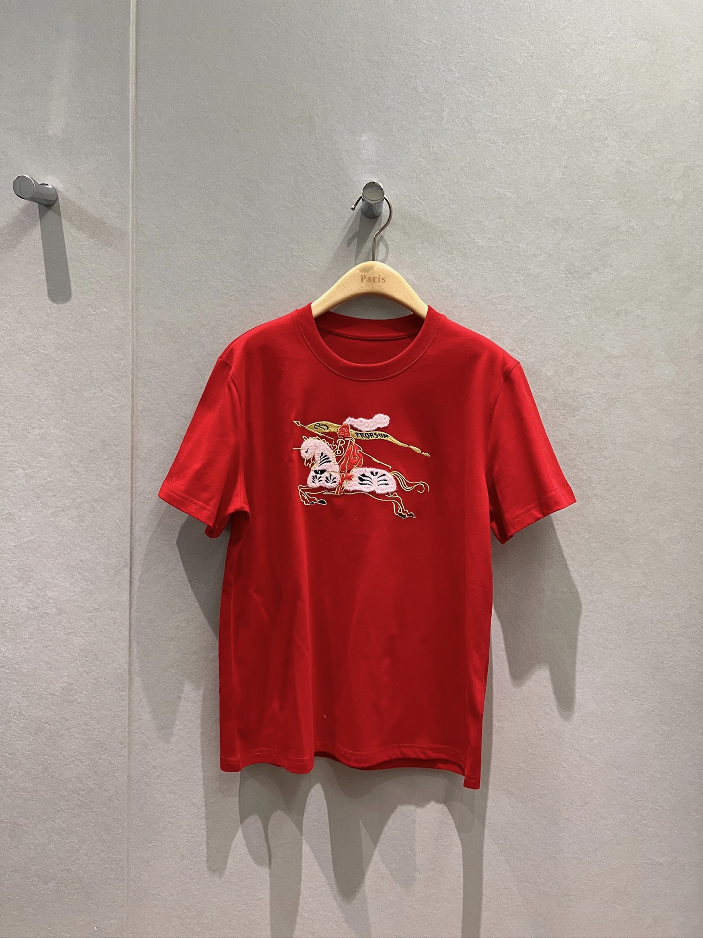 NO:655065,New Year of the Horse limited edition classic war horse logo embroidered T-shirt round neck casual simple fashionable and versatile for age reduction Christmas and New Year red stylish and cute white SML,,tees,t-shirt,alexander wang19860909新款马年限定 经典战马logo刺绣T恤圆领休闲 简单时尚减龄百搭 圣诞新年红 洋气可爱白 SML,,tees，t-shirt,alexander wang,Women's clothing