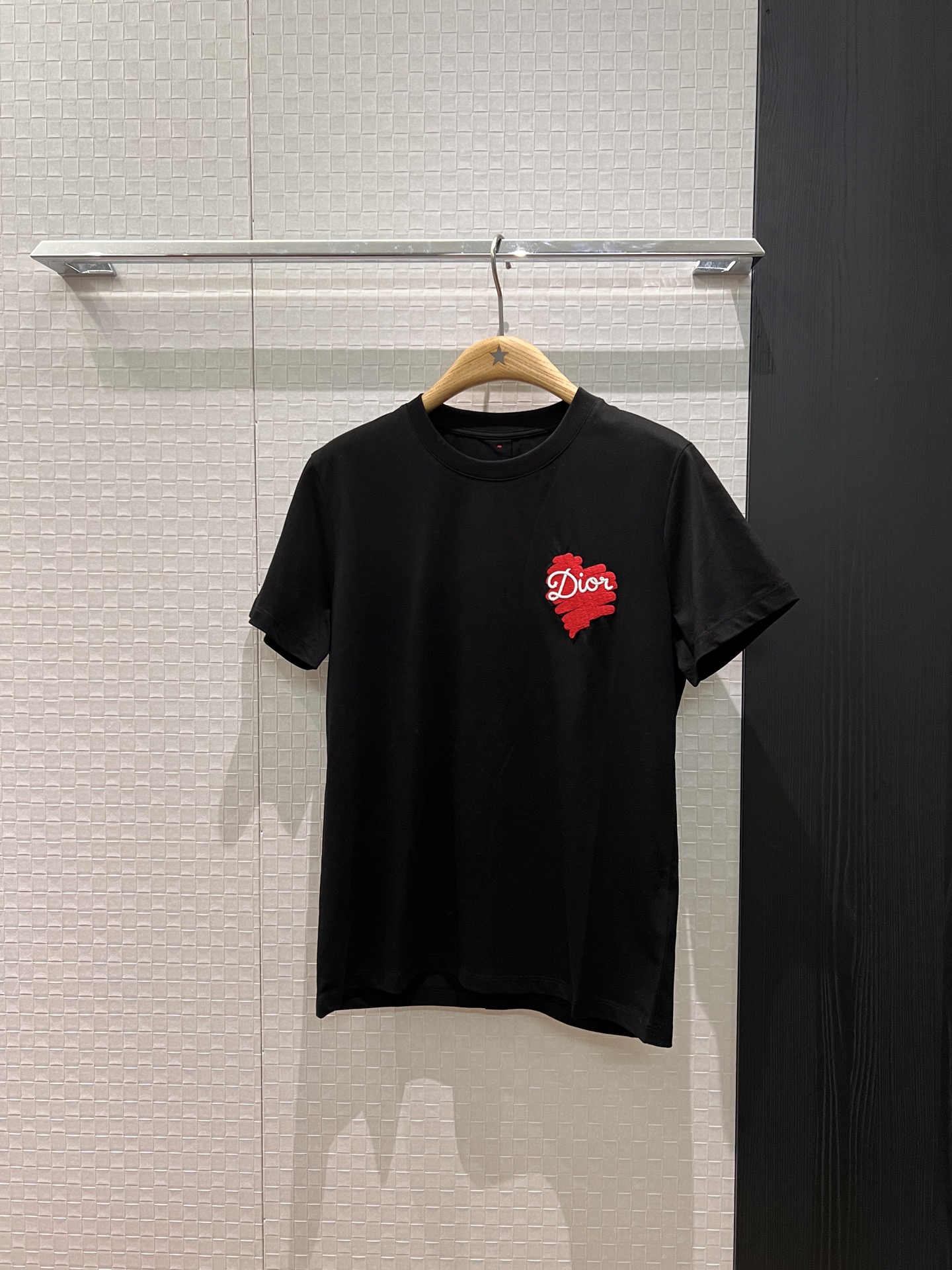 NO:655051,New embroidered red love letters T-shirt with buttons on the back, casual and versatile, black and white SML,,tees,t-shirt,alexander wang19860909新款刺绣红色爱心字母T恤 背后扣子装饰休闲百搭 黑色白色 SML,,tees，t-shirt,alexander wang,Women's clothing
