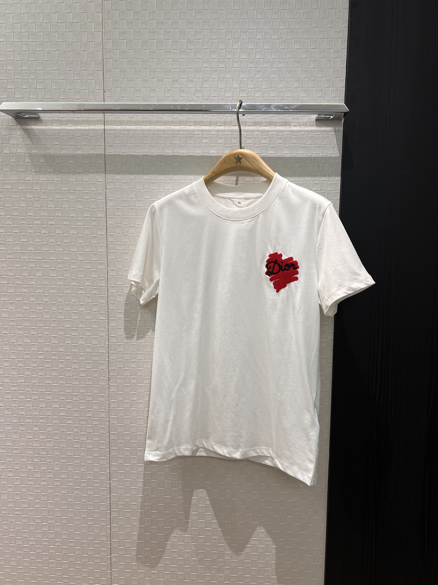 NO:655045,New embroidered red love letters T-shirt with buttons on the back, casual and versatile, black and white SML,,tees,t-shirt,alexander wang19860909新款刺绣红色爱心字母T恤 背后扣子装饰休闲百搭 黑色白色 SML,,tees，t-shirt,alexander wang,Women's clothing