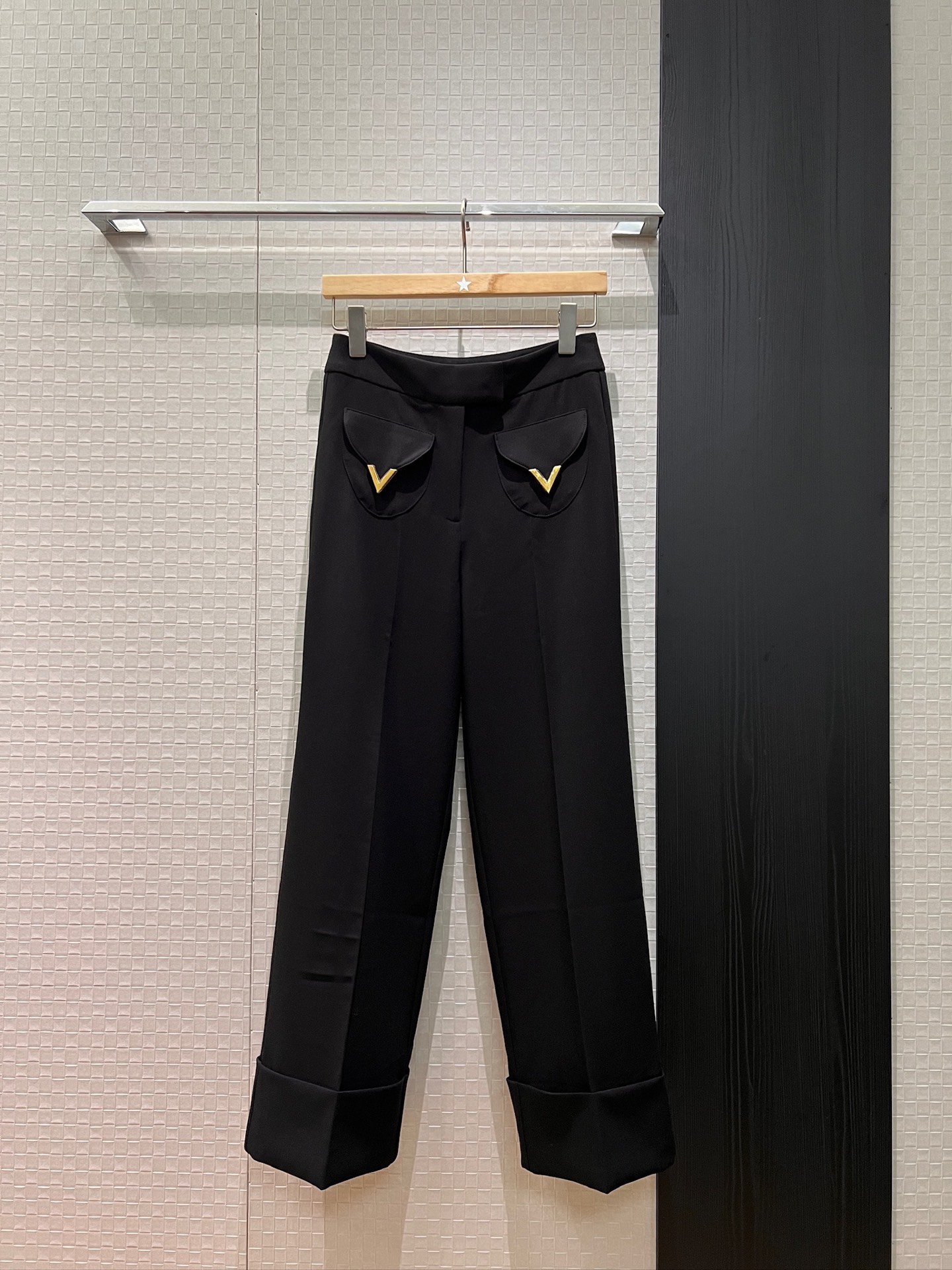 NO:655088,The new recommended V letter metal decorated pockets, wide rolled edge design, straight casual trousers, wide leg pants, simple commuting, slim fit, fashionable and versatile, sweet or salty, age-reducing temperament, black and white,,alexander wang19860909新款推荐V字母金属装饰口袋 宽卷边设计直筒休闲西裤 阔腿裤 简约通勤 修身显瘦时尚百搭 可甜可盐 气质减龄黑色白色,,alexander wang,Women's clothing