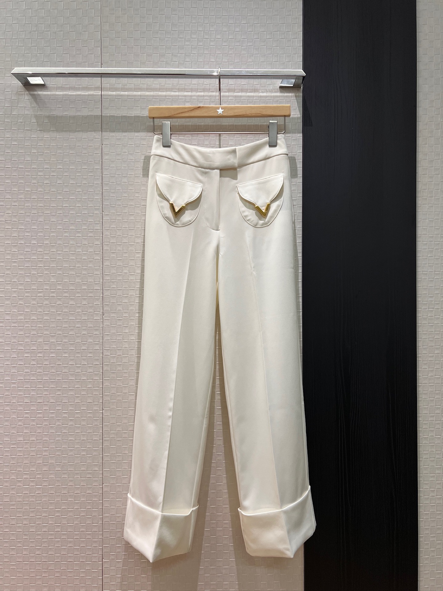 NO:655076,The new recommended V letter metal decorated pockets, wide rolled edge design, straight casual trousers, wide leg pants, simple commuting, slim fit, fashionable and versatile, sweet or salty, age-reducing temperament, black and white,,alexander wang19860909新款推荐V字母金属装饰口袋 宽卷边设计直筒休闲西裤 阔腿裤 简约通勤 修身显瘦时尚百搭 可甜可盐 气质减龄黑色白色,,alexander wang,Women's clothing