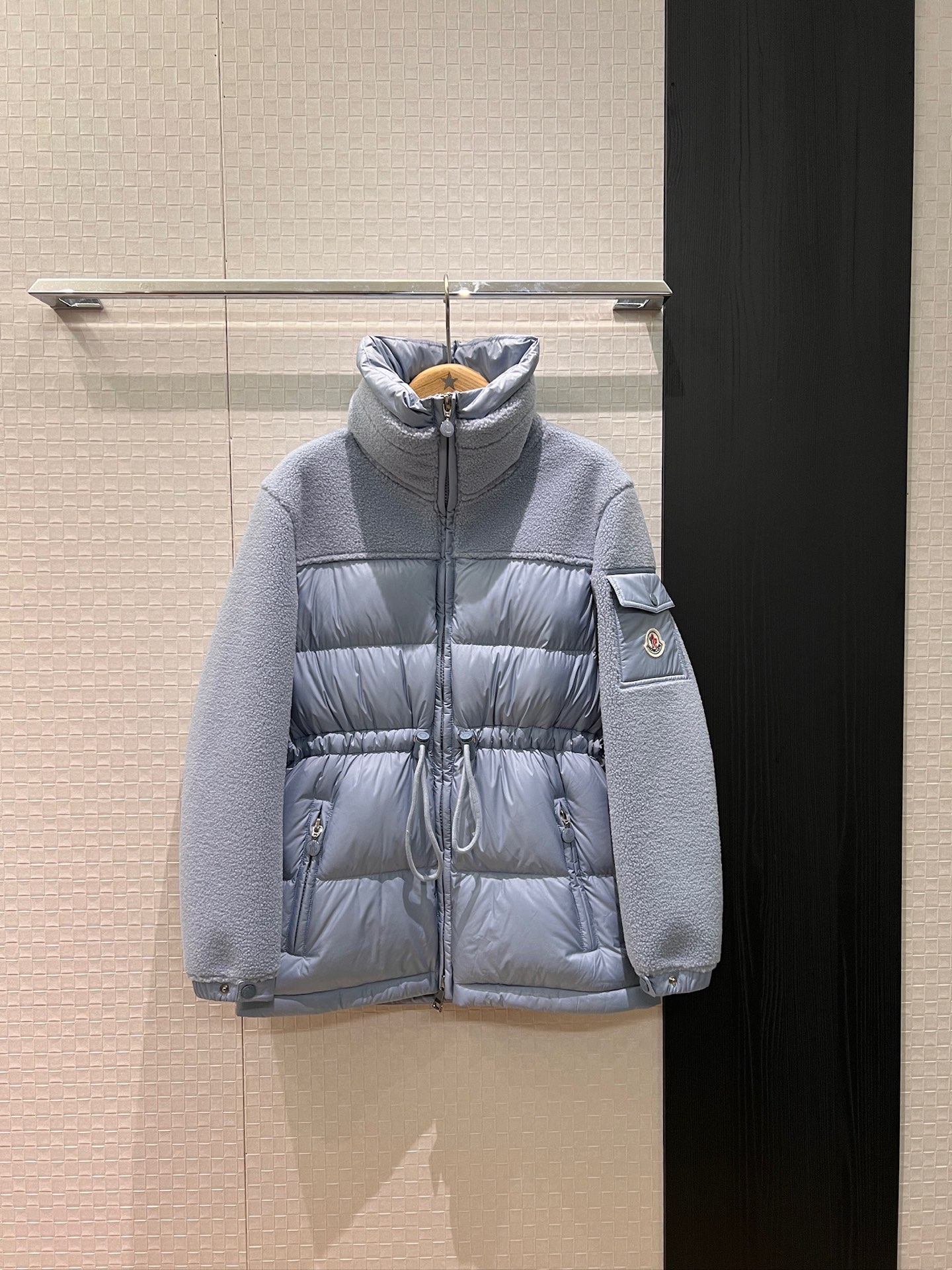 NO:655845,Comes with dust bag, new style muzzled lamb wool spliced ​​turtleneck down jacket with drawstring waist, 90 down and 10 feather classic logo armband pocket decoration, age-reducing and versatile, sky blue and white 0-3,,Moncler,jackets & coats,jackets & coats,down jacket,alexander wang19860909配防尘袋新款蒙口 羊羔毛拼接高领羽绒服夹克外套腰围可抽绳收腰 90羽绒10羽毛经典logo袖标口袋装饰 减龄百搭 天蓝白色 0-3,,Moncler,jackets & coats,jackets & coats,down jacket,alexander wang,Women's clothing