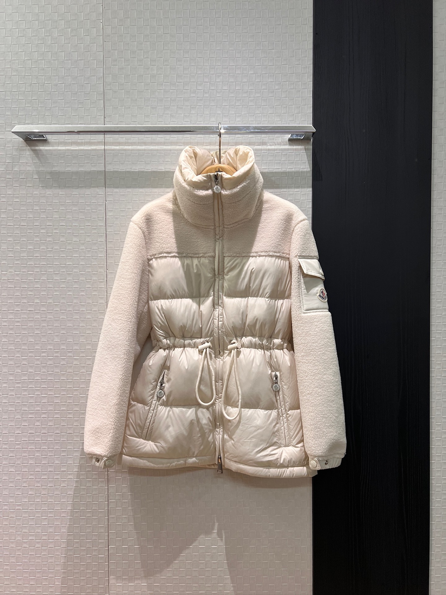 NO:655835,Comes with dust bag, new style muzzled lamb wool spliced ​​turtleneck down jacket with drawstring waist, 90 down and 10 feather classic logo armband pocket decoration, age-reducing and versatile, sky blue and white 0-3,,Moncler,jackets & coats,jackets & coats,down jacket,alexander wang19860909配防尘袋新款蒙口 羊羔毛拼接高领羽绒服夹克外套腰围可抽绳收腰 90羽绒10羽毛经典logo袖标口袋装饰 减龄百搭 天蓝白色 0-3,,Moncler,jackets & coats,jackets & coats,down jacket,alexander wang,Women's clothing