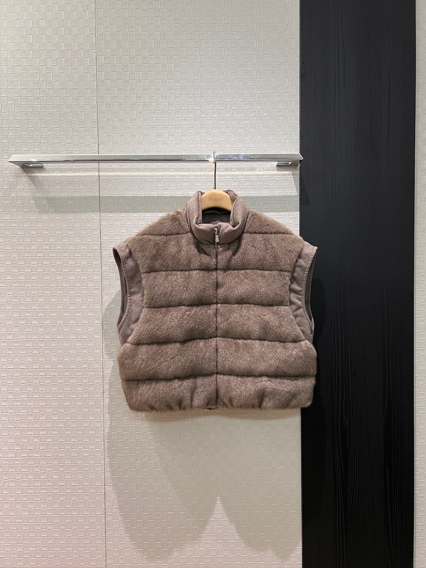 NO:696297,With dust bag, the new BC small turtleneck fur splicing woolen down short vest is loose and fashionable. It has versatile temperament and is a must-have for aging. Brown and white SML,,down jacket,19860909配防尘袋新款BC小高领毛毛拼接羊毛呢羽绒短款马甲宽松时尚 气质百搭减龄必备 咖色白色 SML,,down jacket,,Women's clothing