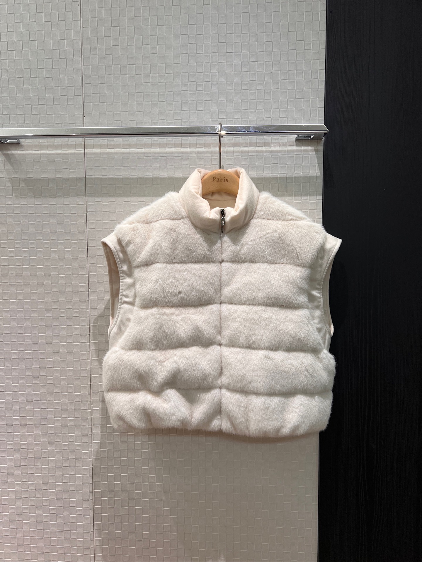 NO:655826,Comes with dust bag, new style BC small turtleneck, fur splicing, woolen down short vest, loose and fashionable, versatile and must-have for age reduction, brown and white SML,,down jacket,alexander wang19860909配防尘袋新款BC小高领毛毛拼接羊毛呢羽绒短款马甲宽松时尚 气质百搭减龄必备 咖色白色 SML,,down jacket,alexander wang,Women's clothing