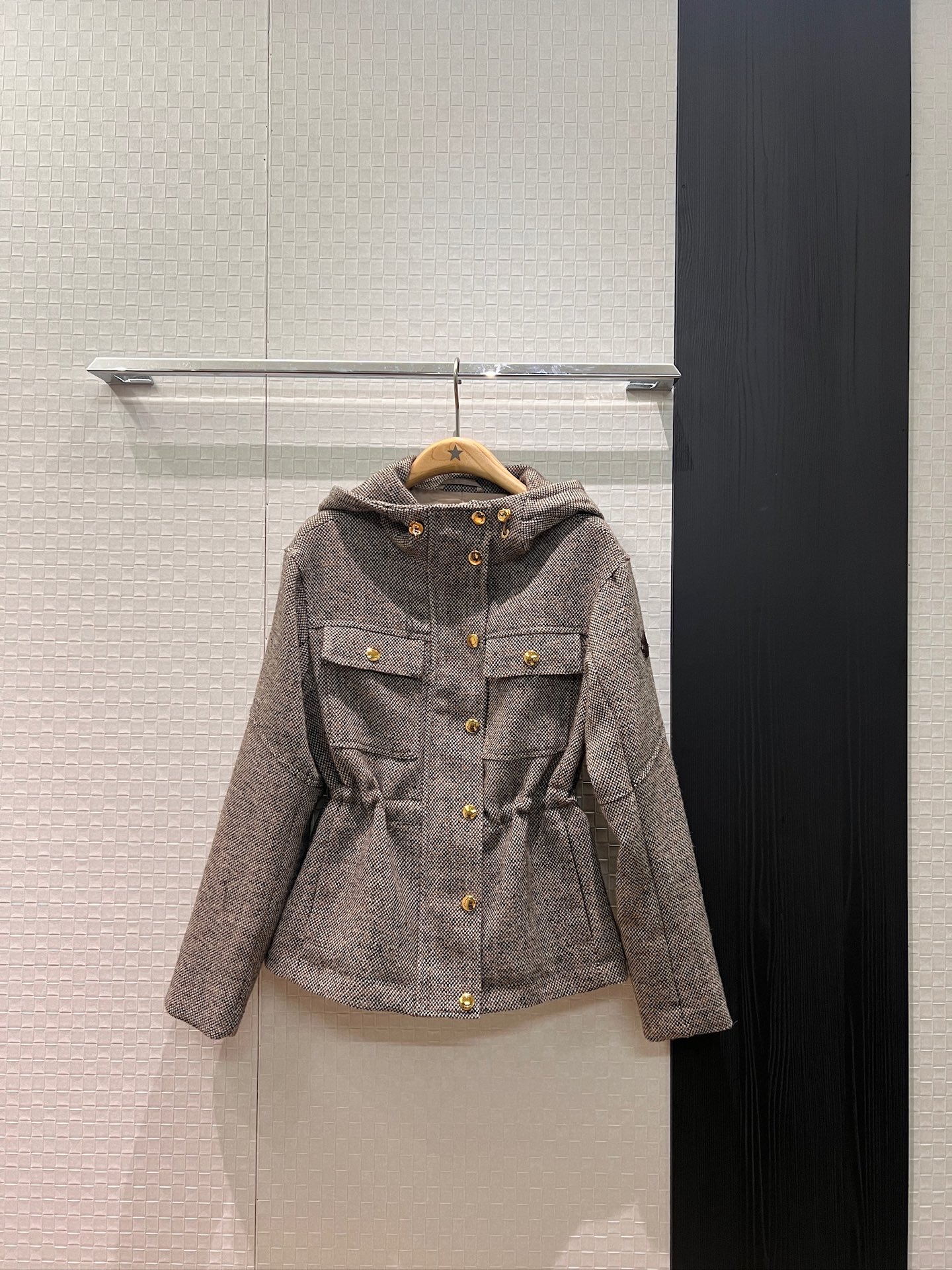 NO:655844,New style hooded drawstring woven jacket with non-detachable hood. Loose and casual. The waist can be adjusted with a drawstring. The waist is slim and classic logo leather armband decoration. Hardware accessories are molded. Fashionable and versatile. Loose and age-reducing. SML,,Moncler,jackets & coats,hats,alexander wang19860909新款蒙口连帽抽绳编织外套帽子不可拆 宽松休闲 腰围可抽绳调节 收腰修身经典logo皮质袖标装饰 五金配件开模 时尚百搭 宽松减龄 SML,,Moncler,jackets & coats,hats,alexander wang,Women's clothing