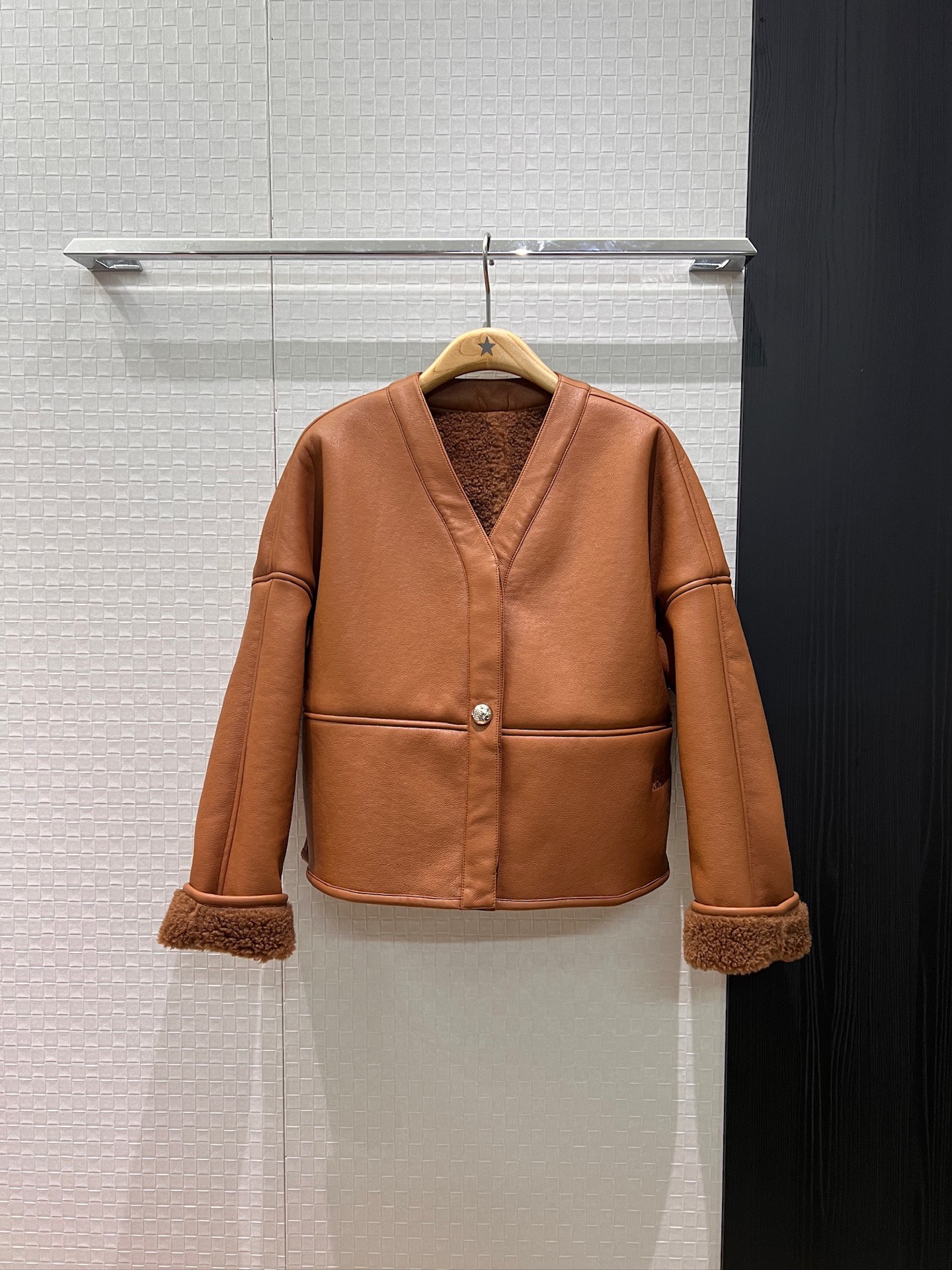 NO:655819,New Liu Wen and Chen Duling same style imitation lambswool fur one-piece V-neck furry single-button jacket loose and casual, age-reducing and versatile, windproof and warm brown gray blue S-XL,,jackets & coats,alexander wang19860909新款刘雯 陈都灵 同款 仿羔羊毛皮毛一体 V领毛毛单扣外套宽松休闲 减龄百搭 防风保暖棕色灰蓝 S-XL,,jackets & coats,alexander wang,Women's clothing