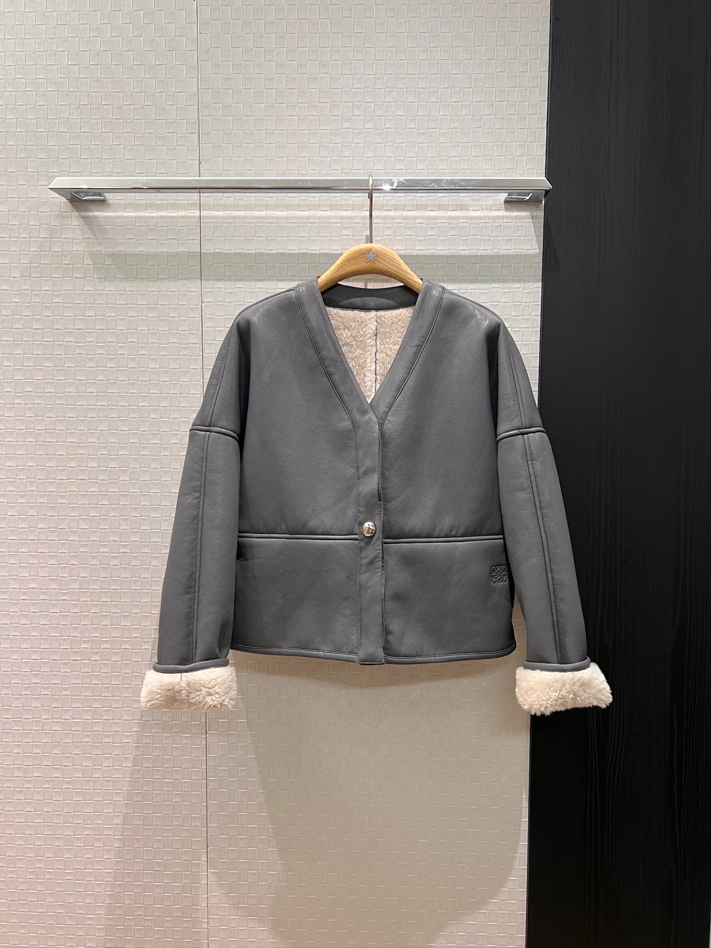 NO:655854,New Liu Wen and Chen Duling same style imitation lambswool fur one-piece V-neck furry single-button jacket loose and casual, age-reducing and versatile, windproof and warm brown gray blue S-XL,,jackets & coats,alexander wang19860909新款刘雯 陈都灵 同款 仿羔羊毛皮毛一体 V领毛毛单扣外套宽松休闲 减龄百搭 防风保暖棕色灰蓝 S-XL,,jackets & coats,alexander wang,Women's clothing