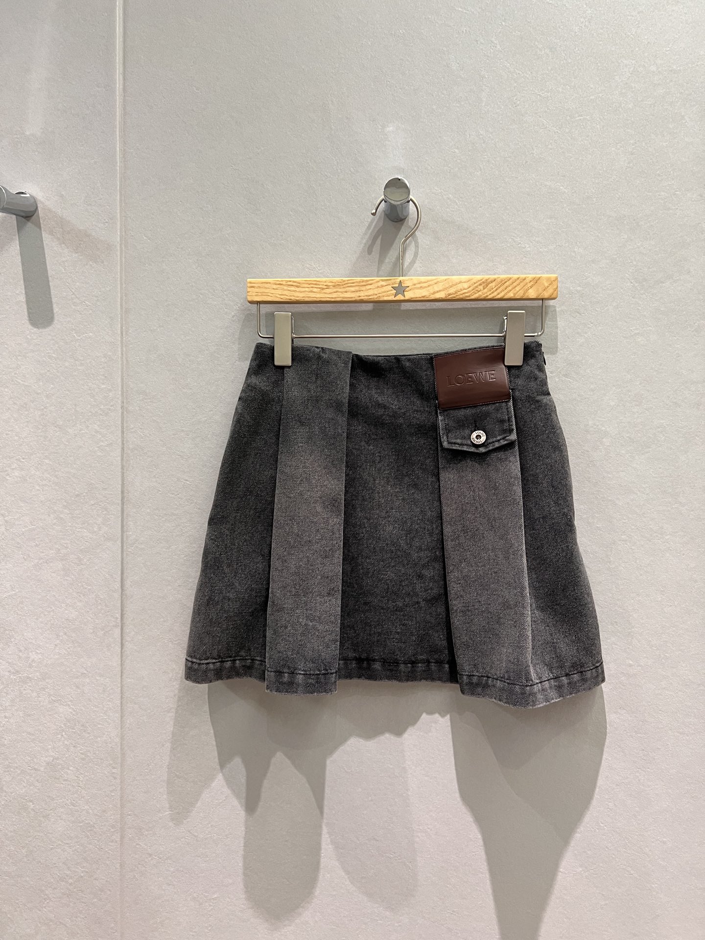 NO:655829,New Loewe irregular pleated washed denim skirt, classic leather brand decoration, pockets on both sides, essential for age reduction, cute and versatile, gray blue S-XL,,loewe,skirts,alexander wang19860909新款Loewe 不规则压褶洗水牛仔半裙经典皮牌装饰 两侧口袋减龄必备 可爱百搭 灰色蓝色 S-XL,,loewe,skirts,alexander wang,Women's clothing