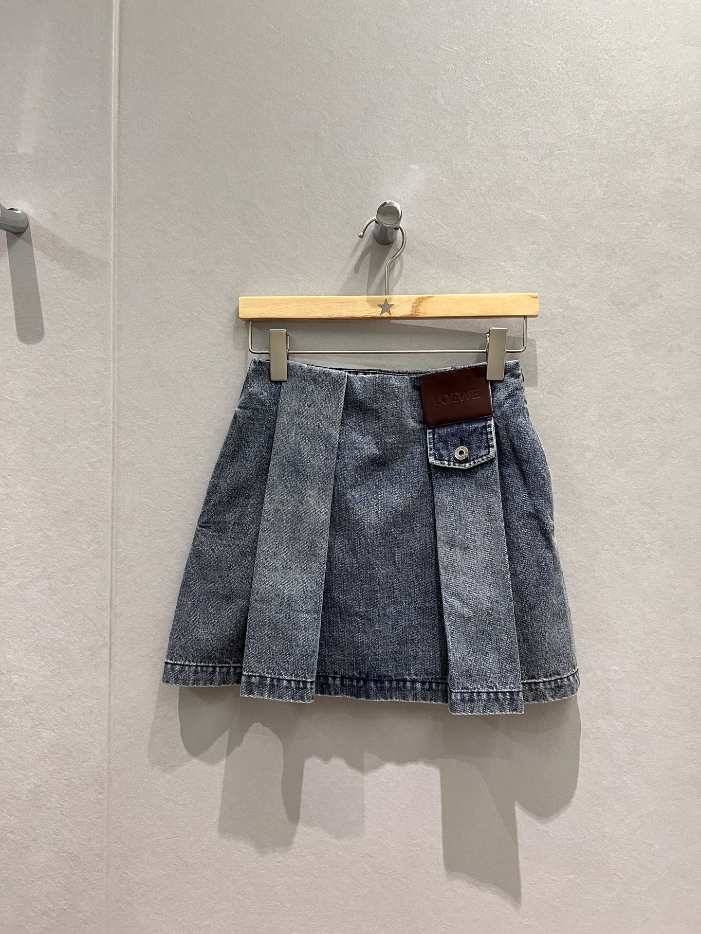 NO:655821,New Loewe irregular pleated washed denim skirt, classic leather brand decoration, pockets on both sides, essential for age reduction, cute and versatile, gray blue S-XL,,loewe,skirts,alexander wang19860909新款Loewe 不规则压褶洗水牛仔半裙经典皮牌装饰 两侧口袋减龄必备 可爱百搭 灰色蓝色 S-XL,,loewe,skirts,alexander wang,Women's clothing