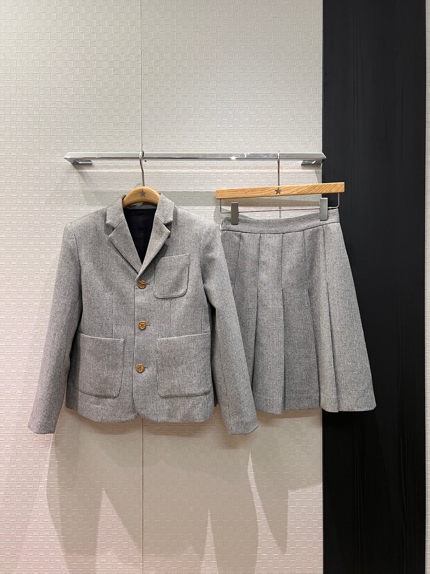 NO:656715,The new houndstooth fine gold button suit jacket has a simple two-button design, fashionable and casual, versatile for commuting, and can be matched with the same pleated skirt SML,,skirts,jackets & coats,business suit,alexander wang19860909新款千鸟细格金扣西装外套简约两扣设计 时尚休闲 通勤百搭可搭同款百褶半裙 SML,,skirts,jackets & coats,business suit,alexander wang,Women's clothing