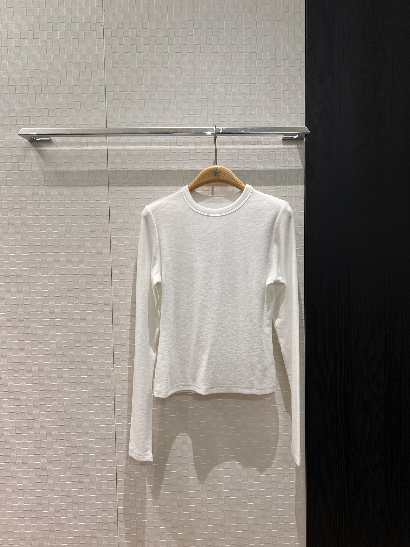 NO:656697,New minimalist round neck white long-sleeved bottoming shirt, slim fit, versatile for age reduction, stretchy and comfortable MLXL,,alexander wang19860909新款极简圆领小白长袖打底衫修身显瘦 减龄百搭 弹力舒适 MLXL,,alexander wang,Women's clothing