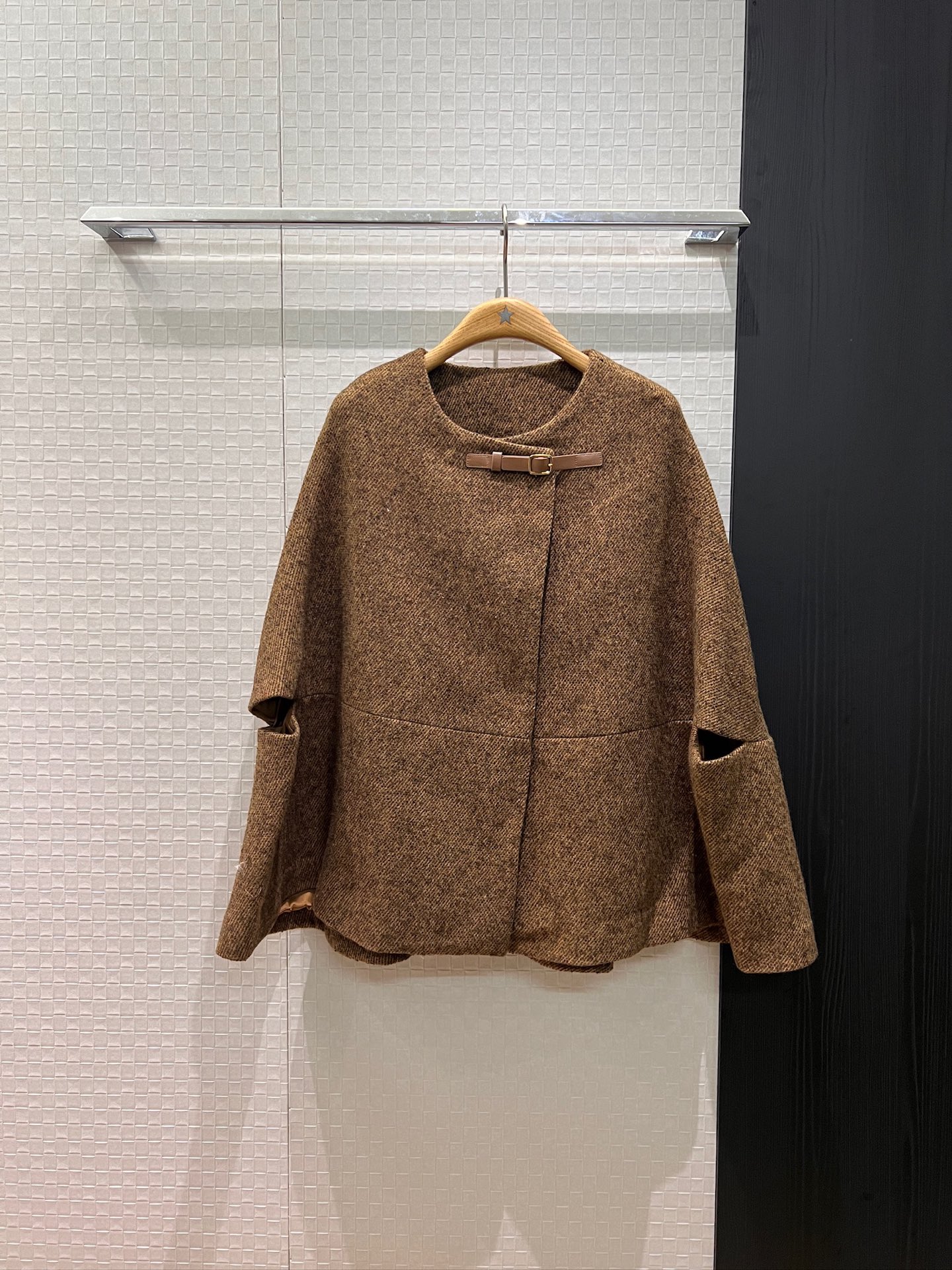 NO:656692,New LP patchwork leather buckle decorated round neck woolen cloak coat French minimalist design queen aura royal sister style celebrity fashion SML,,loro piana,jackets & coats,alexander wang19860909新款LP拼皮扣装饰圆领羊毛呢斗篷大衣外套法式极简设计 女王气场御姐范 名媛时尚 SML,,loro piana,jackets & coats,alexander wang,Women's clothing