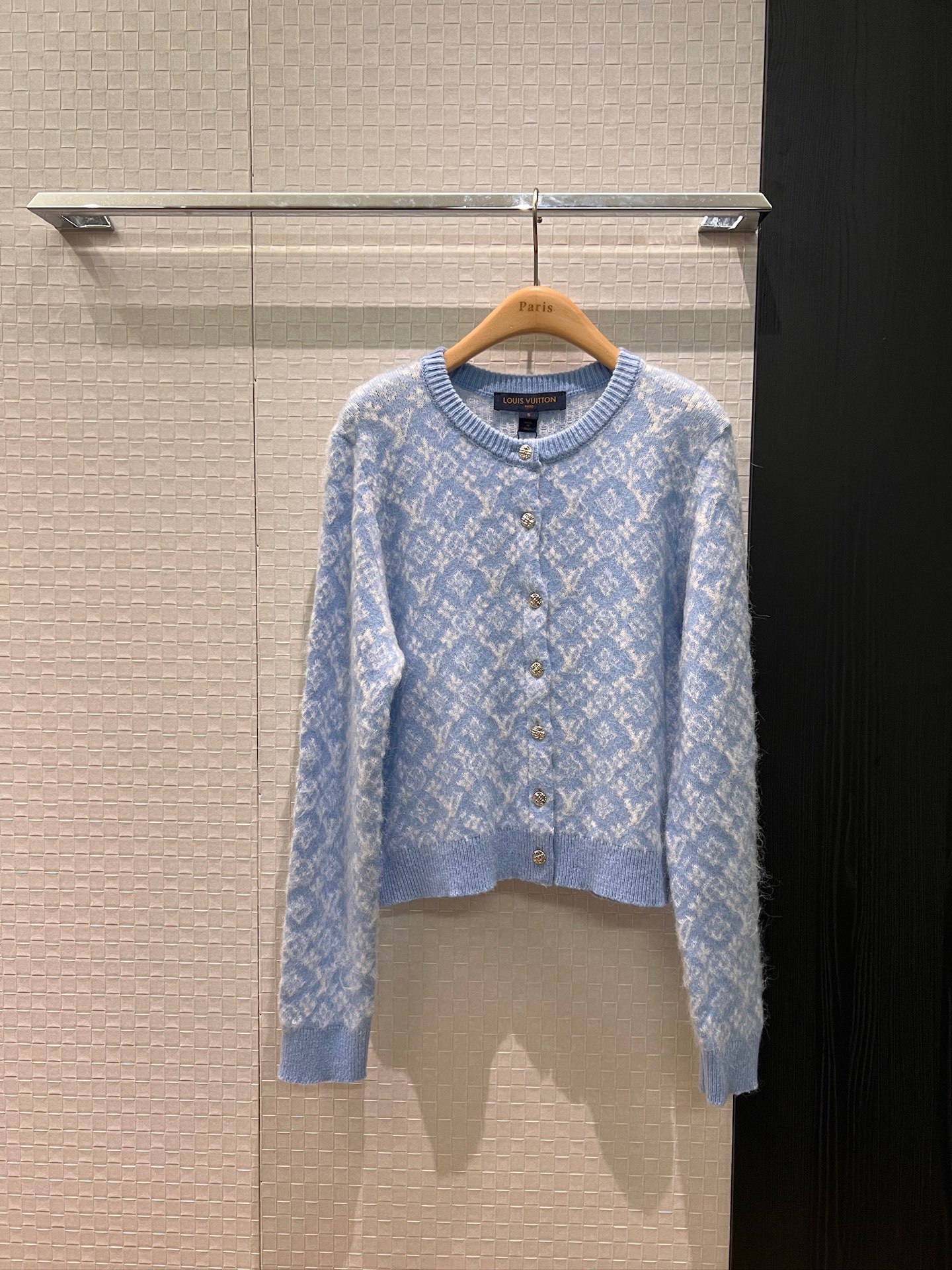 NO:656716,New limited edition baby blue classic presbyopia mohair wool round neck cardigan jacket. Loose and slim. Fashionable and versatile. Full of high-end and must-have for age reduction. SML,,jackets & coats,alexander wang19860909新款限定baby蓝经典老花马海毛羊毛圆领开衫外套宽松显瘦 时尚百搭 高级感满满减龄必备 SML,,jackets & coats,alexander wang,Women's clothing