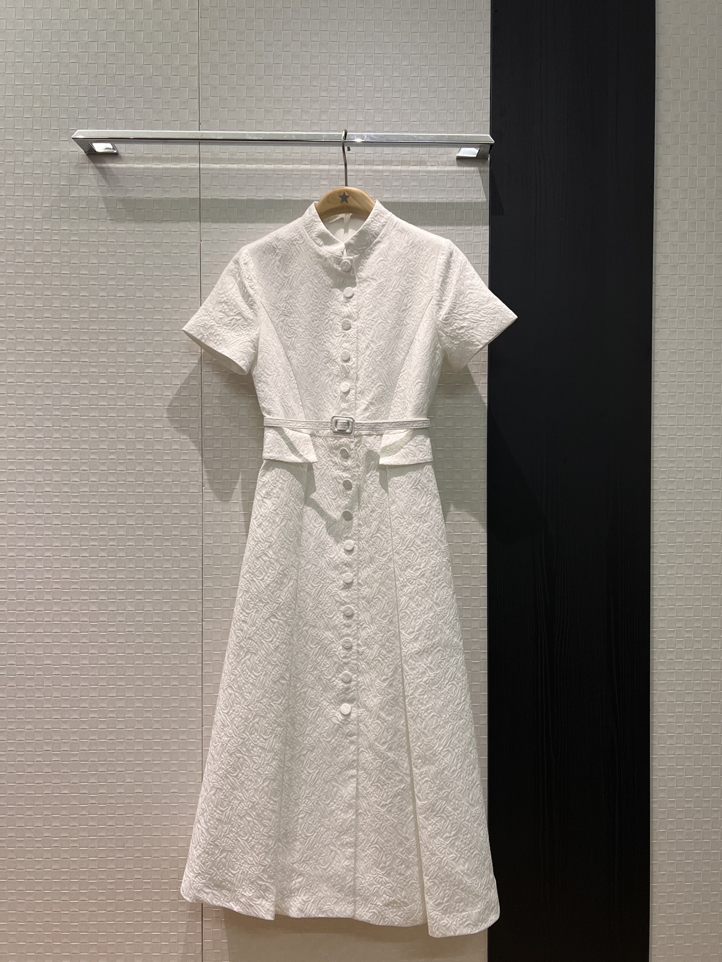 NO:656701,26 early spring new recommended three-dimensional pattern relief, small turtleneck short-sleeved dress Hepburn style dress skirt with pockets on both sides and the same belt, elegant and age-reducing, waist slimming, black and white SML,,skirts,T-shirt,alexander wang1986090926早春 新款推荐立体花纹浮雕 小高领短袖连衣裙赫本风 礼服裙 两侧有口袋配送同款腰带 优雅减龄 收腰显瘦 黑色白色 SML,,skirts,T-shirt,alexander wang,Women's clothing