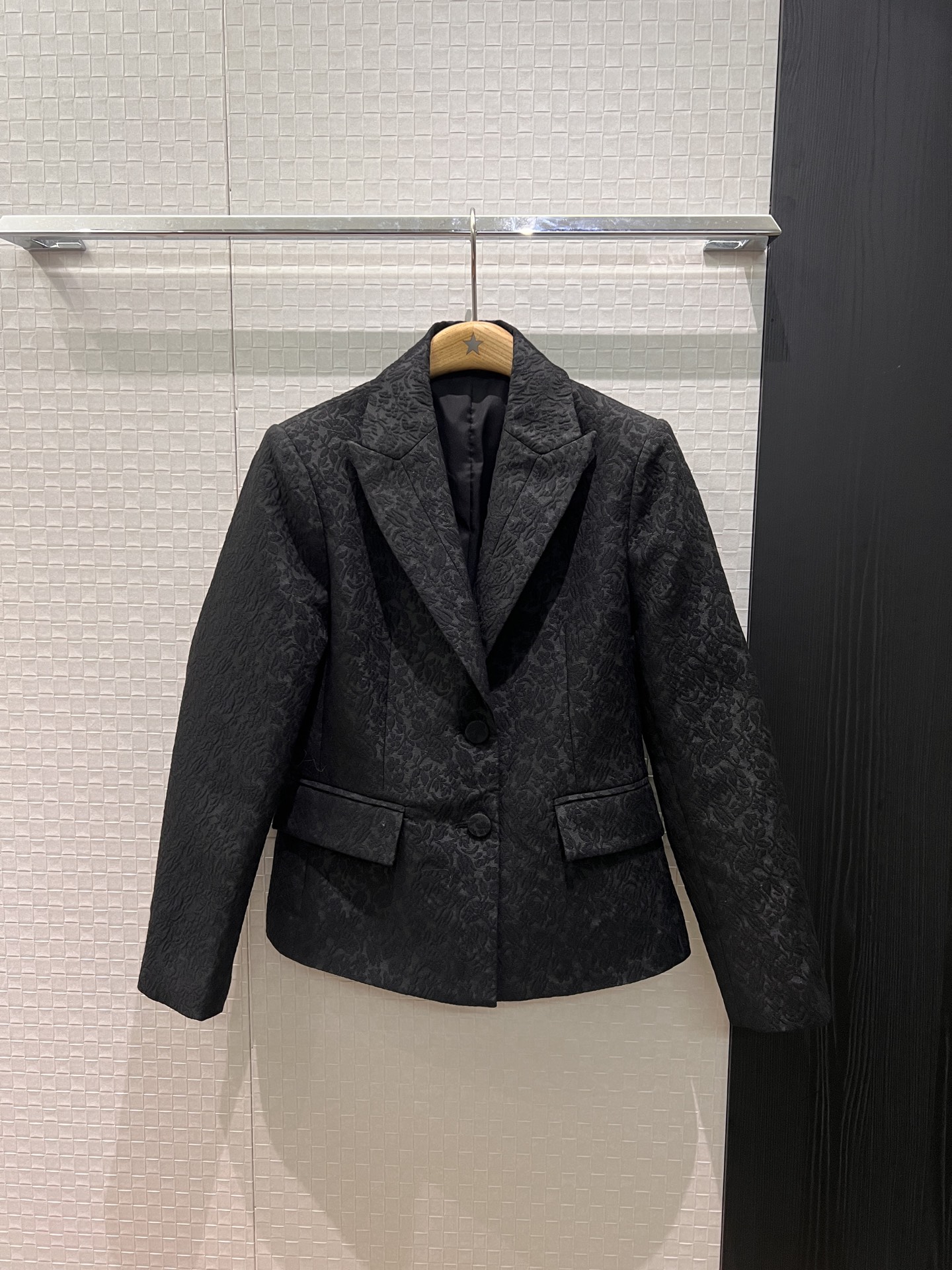 NO:656691,Early spring 26 recommends the new three-dimensional pattern relief series. The waist-cinched suit jacket has a simple temperament, fashionable and slim, slim and versatile. Can be matched with the same series of skirts. Black and white SML,,skirts,jackets & coats,business suit,alexander wang1986090926早春 推荐新款立体花纹浮雕系列 收腰西装外套简约气质 时尚修身 显瘦百搭可搭同系列半裙 黑色白色 SML,,skirts,jackets & coats,business suit,alexander wang,Women's clothing