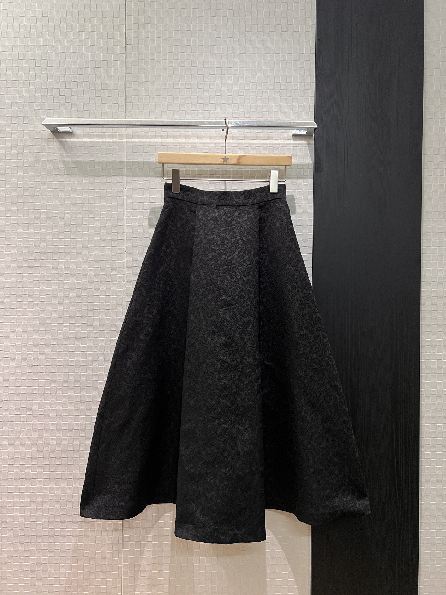 NO:656688,In early spring 26, we recommend the new three-dimensional pattern relief series. Hepburn-style high-waisted skirt. Large swing umbrella skirt with pockets on both sides. Fashion big name. Versatile and elegant. Can be worn with the same style of coat. Black and white SML, skirts, jackets & coats, alexander wang1986090926早春 推荐新款立体花纹浮雕系列 赫本风高腰半裙 大摆伞裙两侧有口袋 时尚大牌 气质百搭优雅名媛 可搭同款外套 黑色白色 SML,,skirts,jackets & coats,alexander wang,Women's clothing