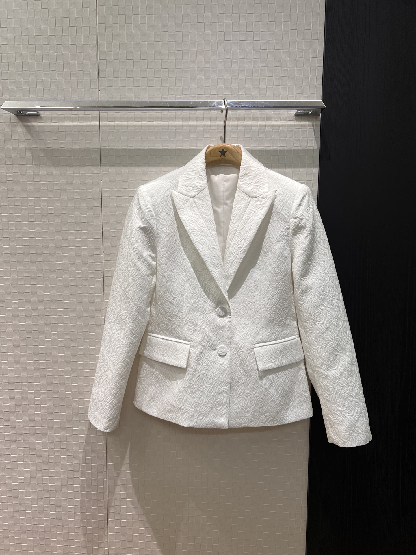 NO:656693,Early spring 26 recommends the new three-dimensional pattern relief series. The waist-cinched suit jacket has a simple temperament, fashionable and slim, slim and versatile. Can be matched with the same series of skirts. Black and white SML,,skirts,jackets & coats,business suit,alexander wang1986090926早春 推荐新款立体花纹浮雕系列 收腰西装外套简约气质 时尚修身 显瘦百搭可搭同系列半裙 黑色白色 SML,,skirts,jackets & coats,business suit,alexander wang,Women's clothing