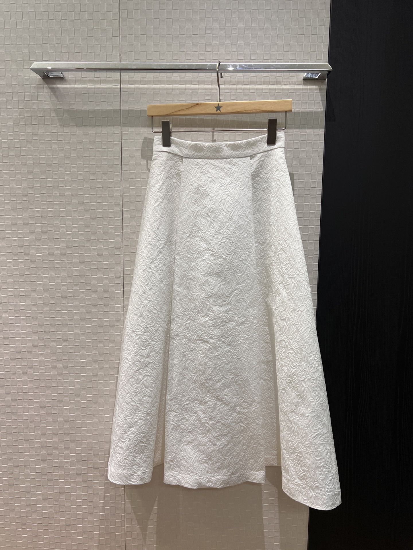 NO:656682,In early spring 26, we recommend the new three-dimensional pattern relief series. Hepburn-style high-waisted skirt. Large swing umbrella skirt with pockets on both sides. Fashion big name. Versatile and elegant. Can be worn with the same style of coat. Black and white SML, skirts, jackets & coats, alexander wang1986090926早春 推荐新款立体花纹浮雕系列 赫本风高腰半裙 大摆伞裙两侧有口袋 时尚大牌 气质百搭优雅名媛 可搭同款外套 黑色白色 SML,,skirts,jackets & coats,alexander wang,Women's clothing