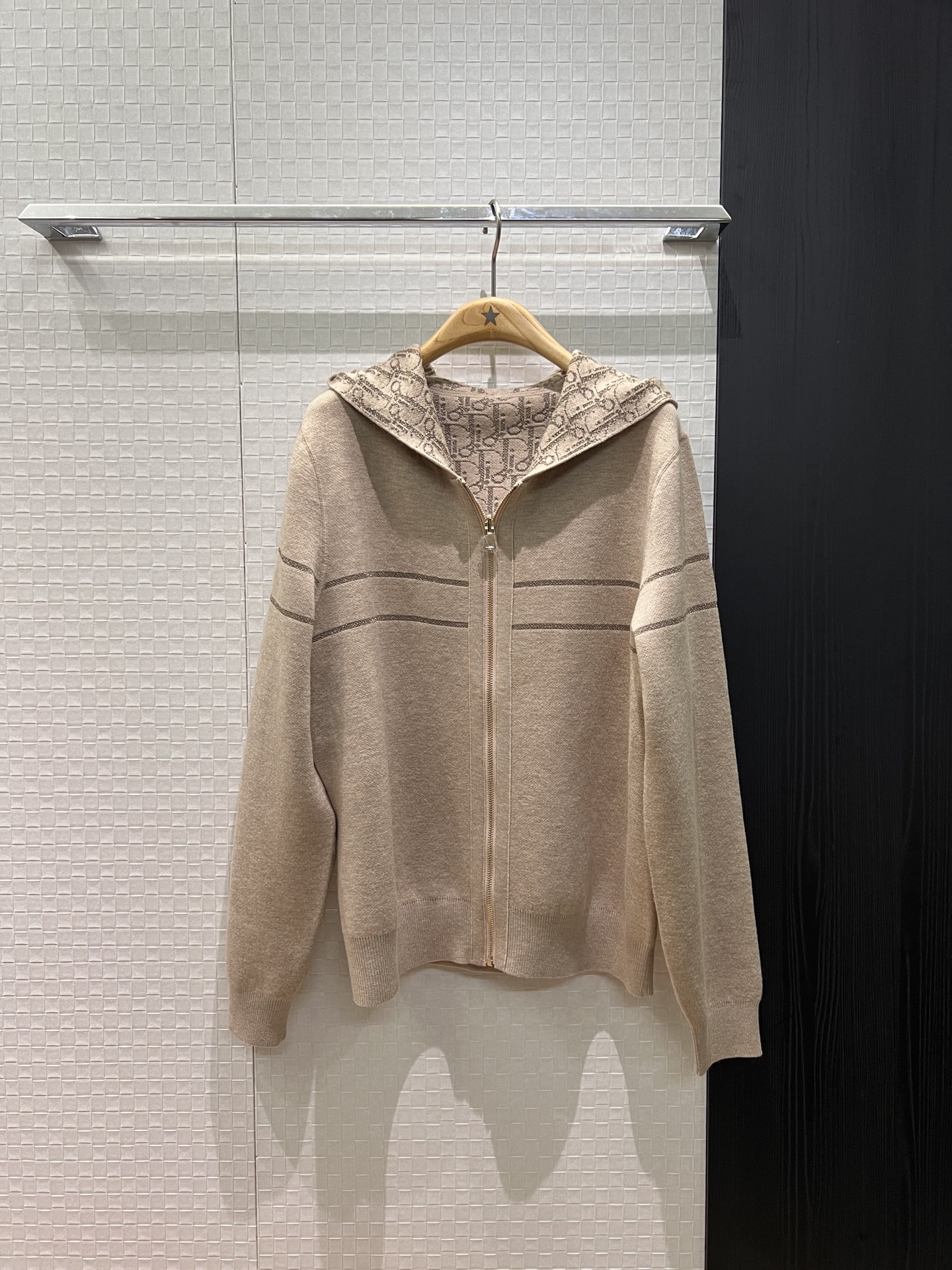 NO:657550,The new style of Kuang Lingling, reversible wool blend, hooded knitted jacket, elastic waist wide leg pants, rose gold letters, presbyopic one side, simple milk tea color, lazy and casual, preppy style to reduce age, casual and versatile SML, jackets & coats, hats, alexander wang19860909新款邝玲玲同款 两面穿羊毛混纺 连帽针织外套松紧腰阔腿裤 玫瑰金字母老花一面简约奶茶色 慵懒随意 学院风减龄 休闲百搭SML 外,,jackets & coats,hats,alexander wang,Women's clothing