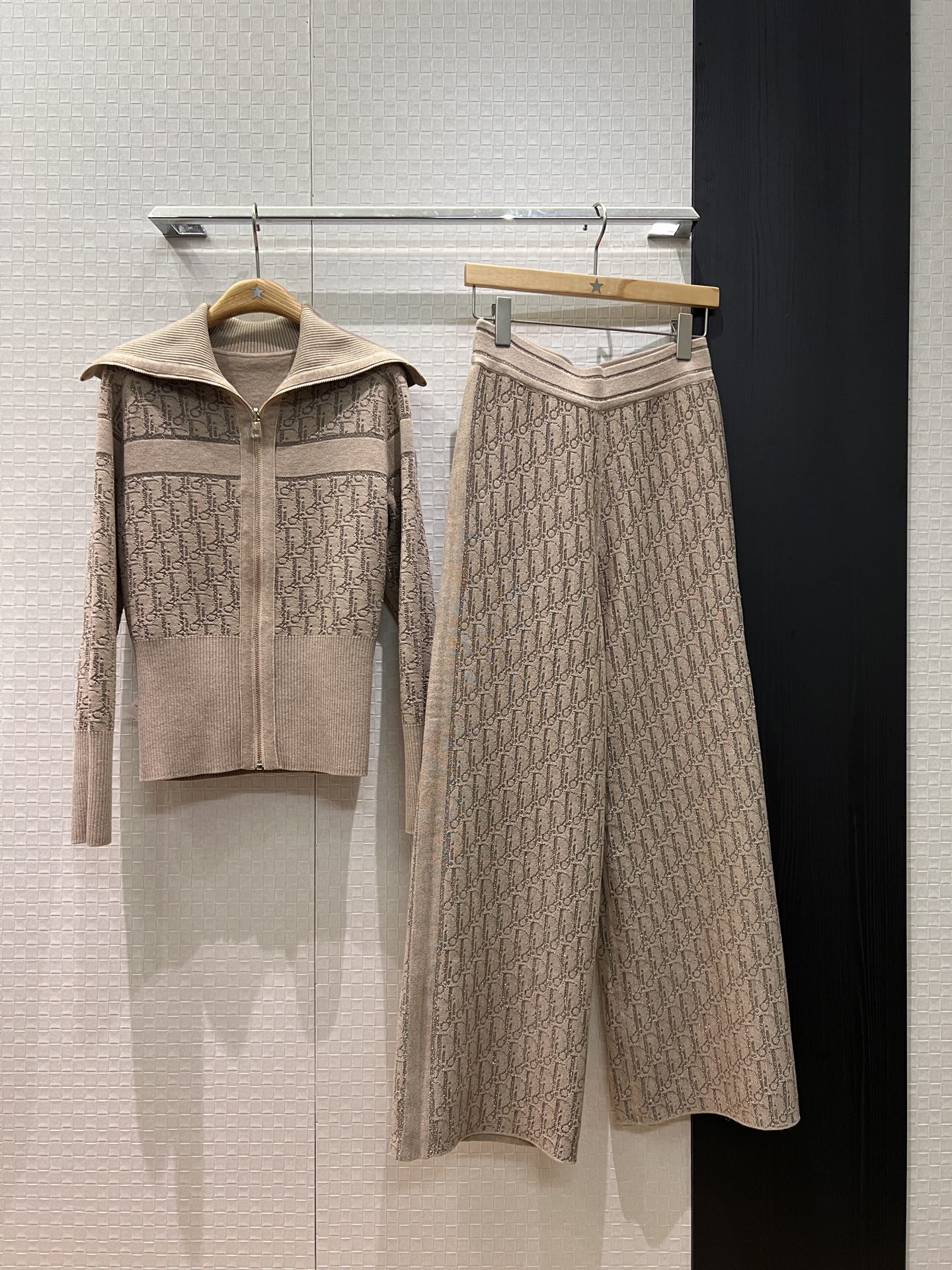 NO:657527,New reversible wool blend navy collar lapel waisted knitted jacket elastic waist wide leg pants rose gold classic letters on one side presbyopia and simple milk tea color on the other side lazy and casual college style to reduce age, casual and versatile SML outer,,jackets & coats,alexander wang19860909新款两面穿羊毛混纺 海军领翻领收腰针织外套松紧腰阔腿裤 一面玫瑰金经典字母老花一面简约奶茶色 慵懒随意 学院风减龄 休闲百搭SML 外,,jackets & coats,alexander wang,Women's clothing