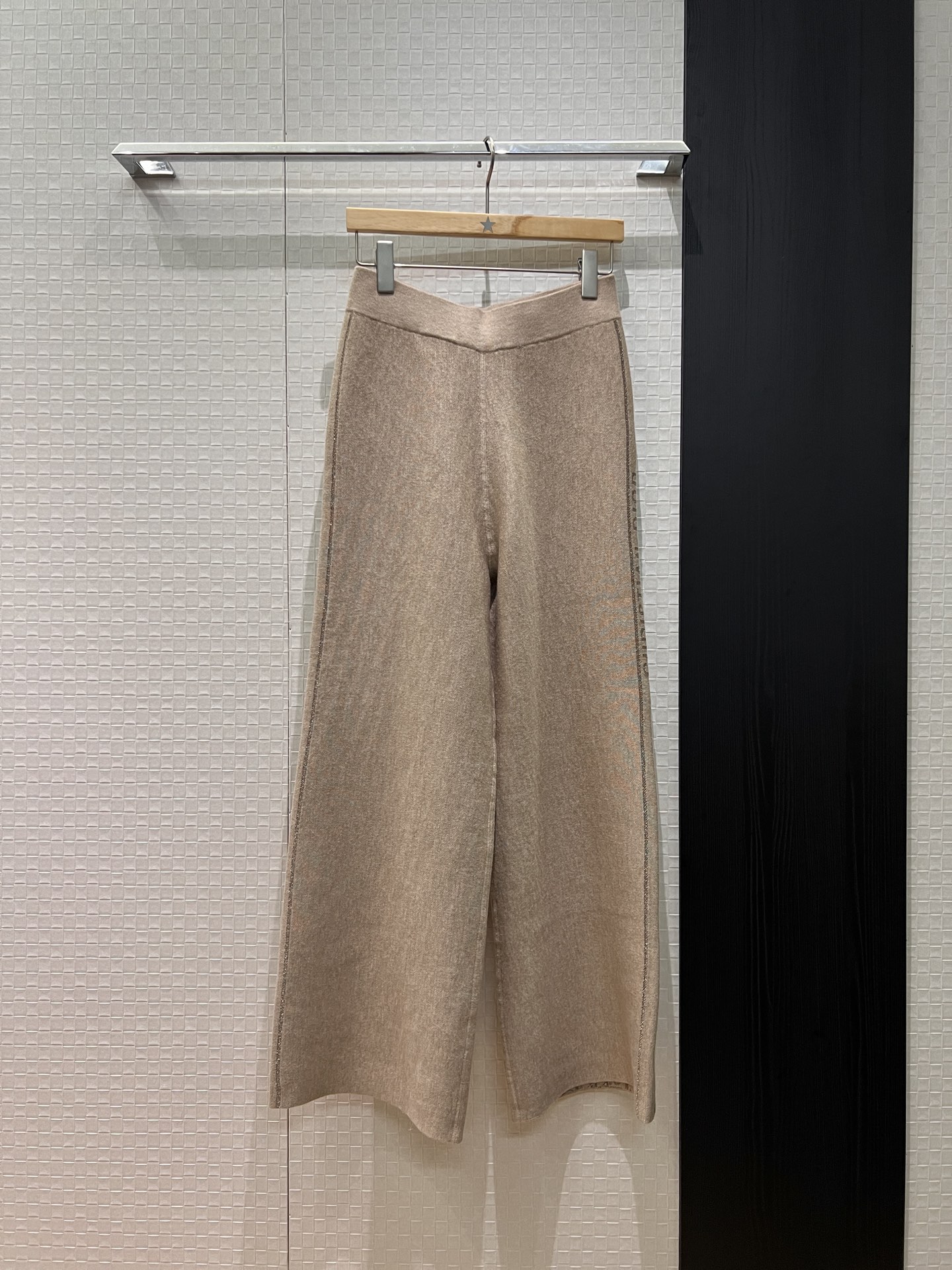 NO:657539,The new style of Kuang Lingling, reversible wool blend, elastic waist knitted wide-leg pants, classic letter presbyopia on one side, simple milk tea color on the other side, lazy and casual, preppy style to reduce age, casual and versatile SML,,alexander wang19860909新款邝玲玲同款 两面穿羊毛混纺 松紧腰针织阔腿裤 一面经典字母老花一面简约奶茶色 慵懒随意 学院风减龄 休闲百搭SML,,alexander wang,Women's clothing