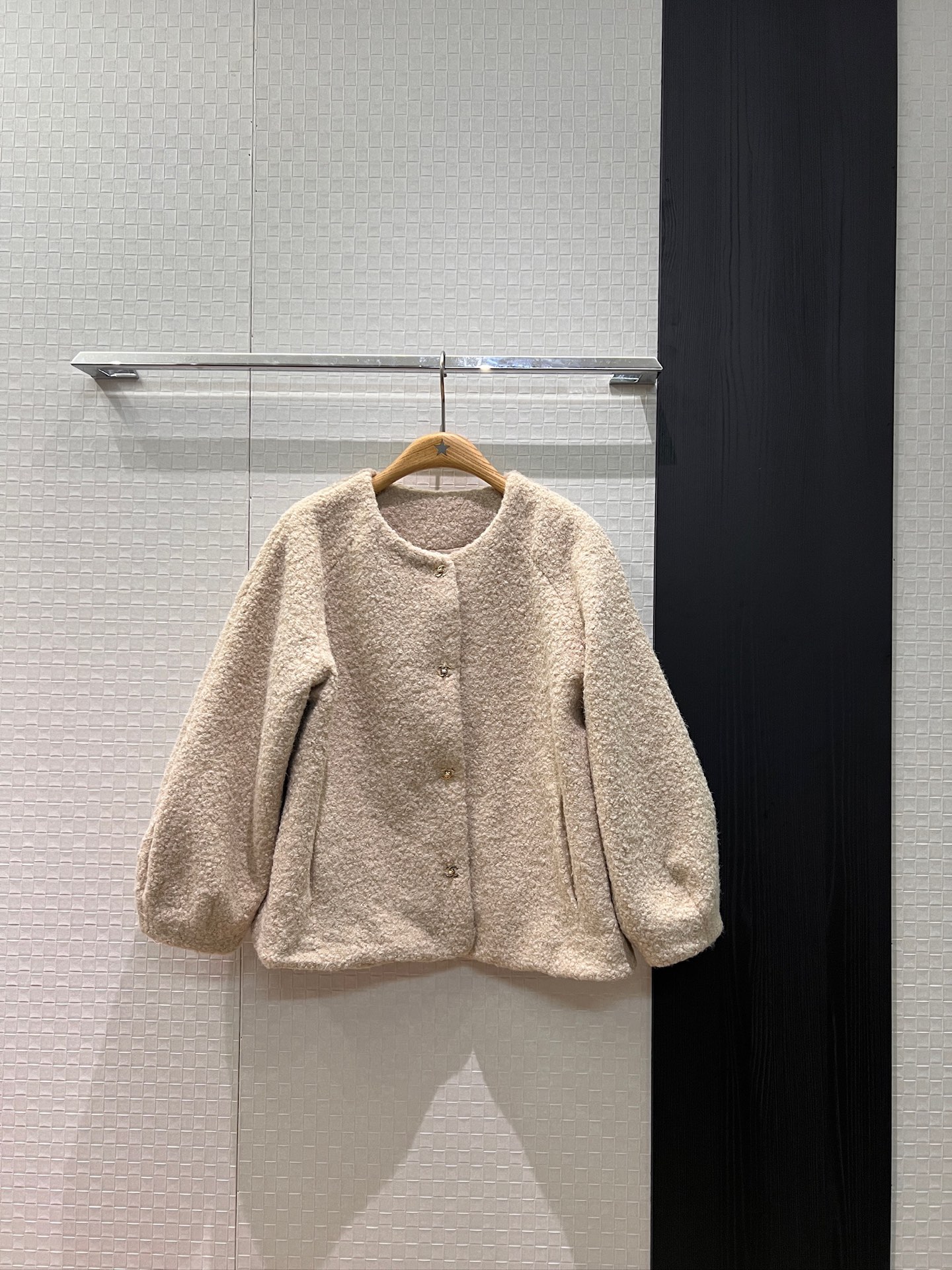 NO:657526,New round neck woolen woolen lantern sleeve short jacket with camellia lining. Open molded double C lock buckle, elegant and versatile, elegant and age-reducing SML,,jackets & coats,alexander wang19860909新款圆领羊毛呢灯笼袖短款外套山茶花内衬 开模双C锁扣气质百搭 优雅减龄 SML,,jackets & coats,alexander wang,Women's clothing