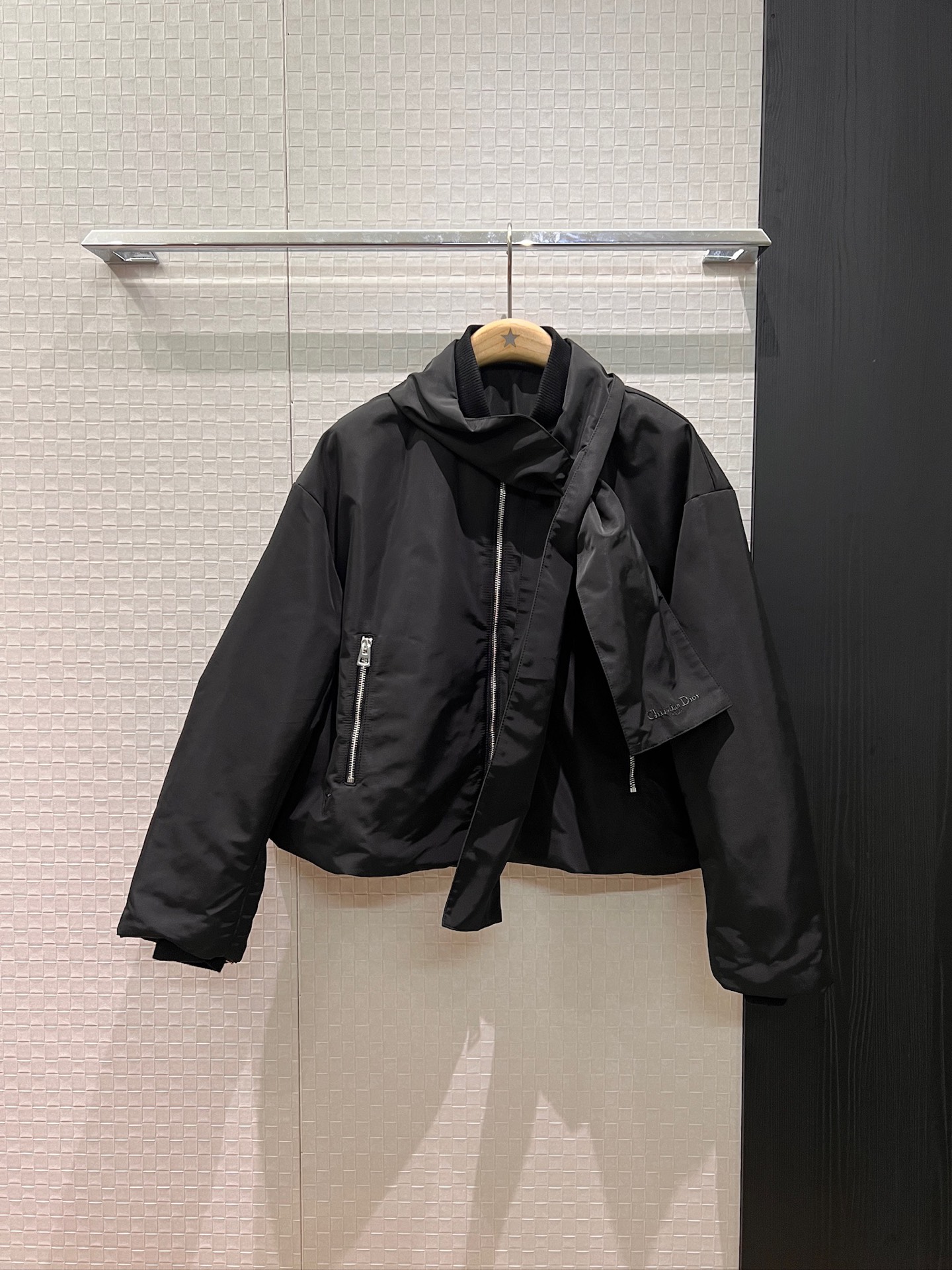 NO:657508,The new recommended scarf and shawl decorative design, ribbed stand-up collar jacket, short cotton jacket, detachable embroidered classic CD bee scarf, two-wear combination, light and casual, loose and versatile hem with drawstring waist, essential for age reduction, black khaki white SML,,jackets & coats,jackets & coats,shawls,alexander wang19860909新款推荐围巾披肩装饰设计 罗纹立领夹克短款棉服衣外套 围巾可拆卸刺绣经典CD小蜜蜂 两穿搭配 轻薄休闲 宽松百搭下摆可抽绳收腰 减龄必备 黑色卡其白色 SML,,jackets & coats,jackets & coats,shawls,alexander wang,Women's clothing