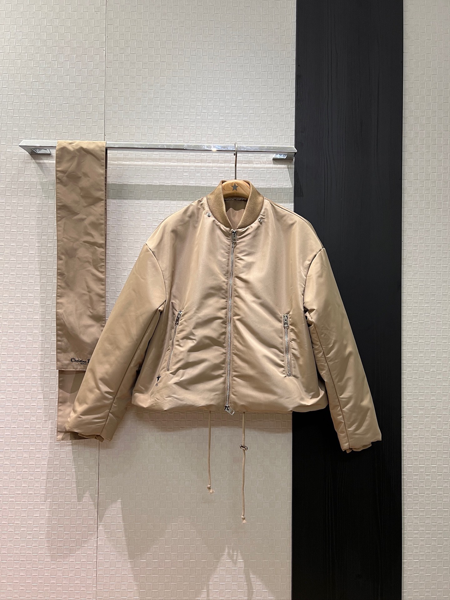 NO:657500,The new recommended scarf and shawl decorative design, ribbed stand-up collar jacket, short cotton jacket, detachable embroidered classic CD bee scarf, two-wear combination, light and casual, loose and versatile hem with drawstring waist, essential for age reduction, black khaki white SML,,jackets & coats,jackets & coats,shawls,alexander wang19860909新款推荐围巾披肩装饰设计 罗纹立领夹克短款棉服衣外套 围巾可拆卸刺绣经典CD小蜜蜂 两穿搭配 轻薄休闲 宽松百搭下摆可抽绳收腰 减龄必备 黑色卡其白色 SML,,jackets & coats,jackets & coats,shawls,alexander wang,Women's clothing