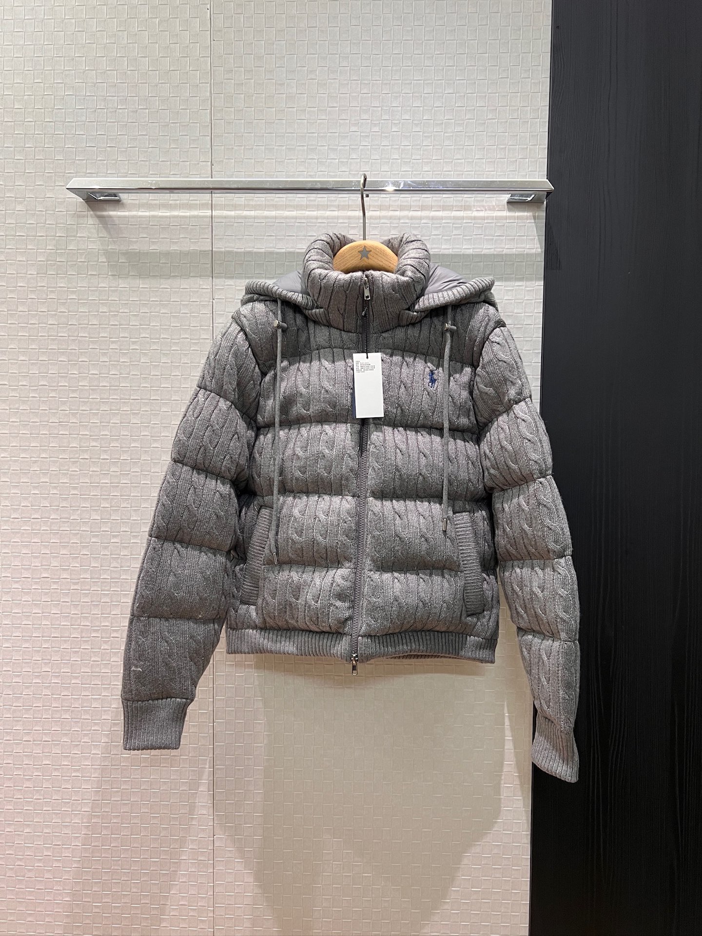 NO:658391,Comes with dust bag for autumn and winter, new style embroidered pony logo, wool knitted hemp pattern stand collar hooded down jacket, detachable bread hood, classic logo pony decoration on the chest, hardware accessories molding, 90 down and 10 feathers, loose and casual, cute, warm and versatile for age reduction, dark blue and gray khaki S-XL,,jackets & coats,down jacket,hats,alexander wang19860909配防尘袋秋冬新款刺绣小马徽标 羊毛针织麻花纹立领连帽羽绒服外套 面包服帽子可拆卸 胸前经典logo小马装饰 五金配件开模 90羽绒10羽毛宽松休闲 可爱保暖减龄百搭 深蓝灰色卡其 S-XL,,jackets & coats,down jacket,hats,alexander wang,Women's clothing