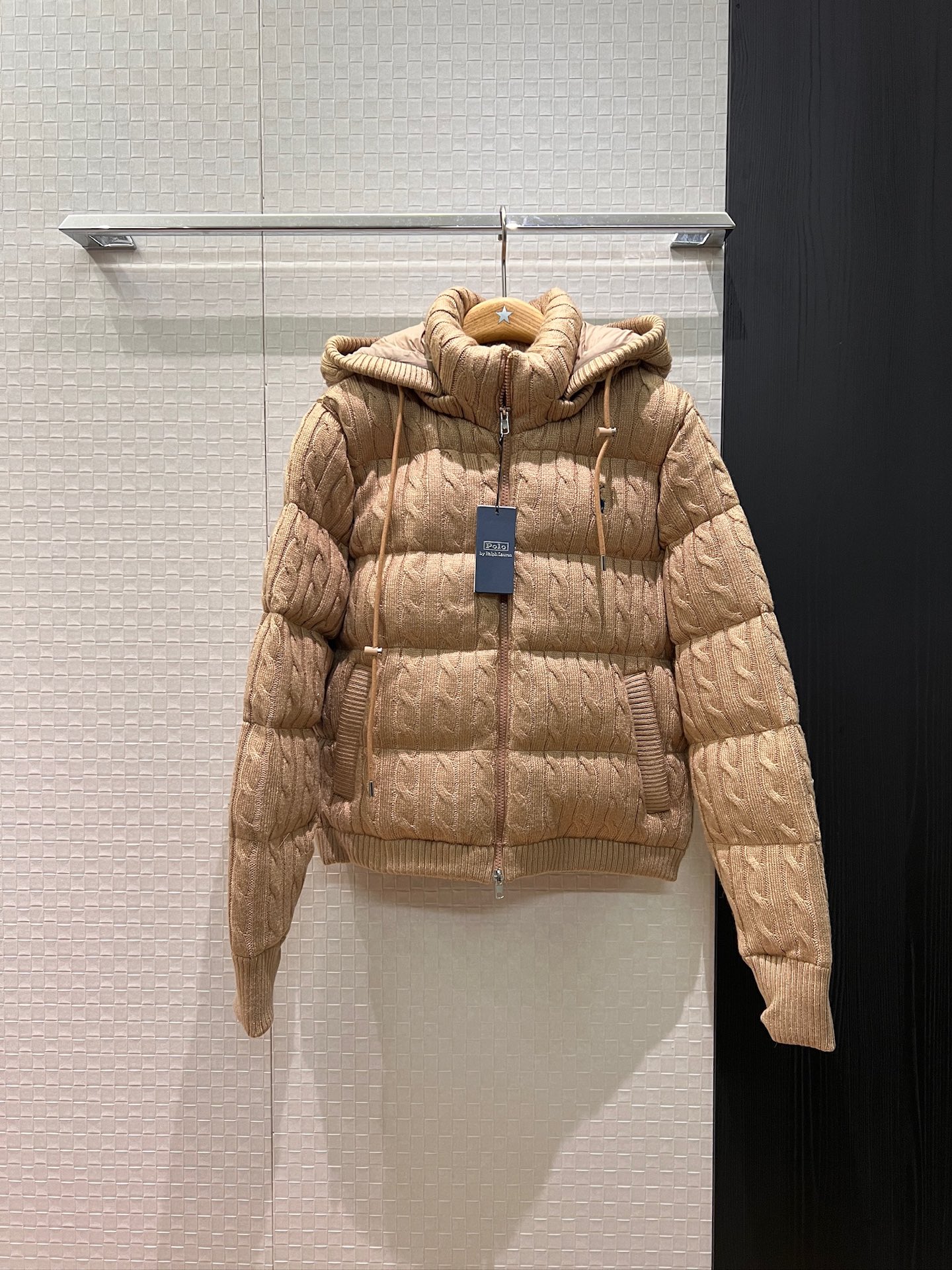 NO:658385,Comes with dust bag for autumn and winter, new style embroidered pony logo, wool knitted hemp pattern stand collar hooded down jacket, detachable bread hood, classic logo pony decoration on the chest, hardware accessories molding, 90 down and 10 feathers, loose and casual, cute, warm and versatile for age reduction, dark blue and gray khaki S-XL,,jackets & coats,down jacket,hats,alexander wang19860909配防尘袋秋冬新款刺绣小马徽标 羊毛针织麻花纹立领连帽羽绒服外套 面包服帽子可拆卸 胸前经典logo小马装饰 五金配件开模 90羽绒10羽毛宽松休闲 可爱保暖减龄百搭 深蓝灰色卡其 S-XL,,jackets & coats,down jacket,hats,alexander wang,Women's clothing