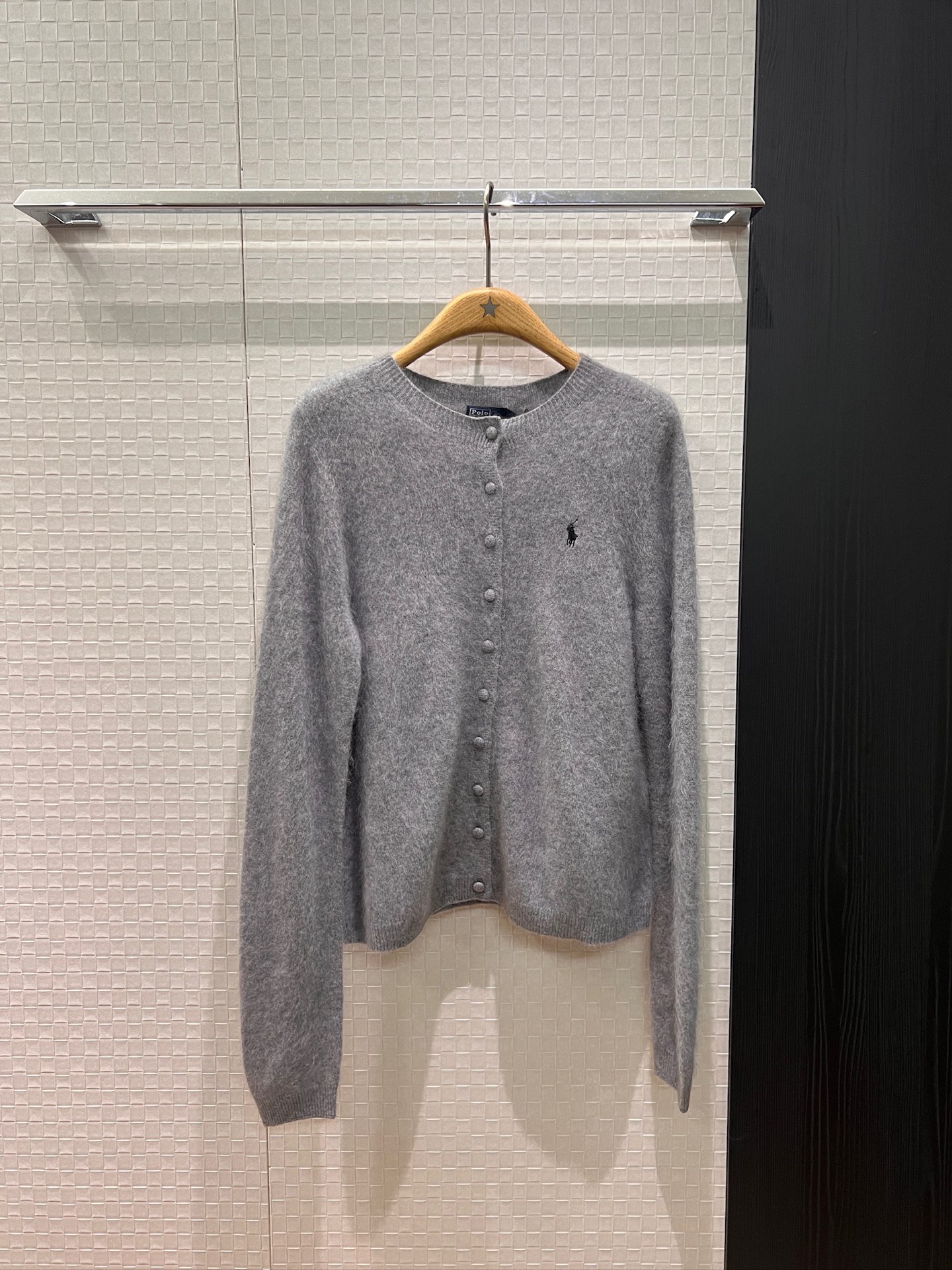 NO:658408,New embroidered classic pony logo decoration, round neck cashmere knitted cardigan, simple and versatile, commuting to reduce age, classic age reduction, black gray, red SML,,alexander wang19860909新款刺绣经典小马徽标装饰 圆领羊绒针织开衫简单百搭 通勤减龄 经典减龄黑色灰色正红 SML,,alexander wang,Women's clothing