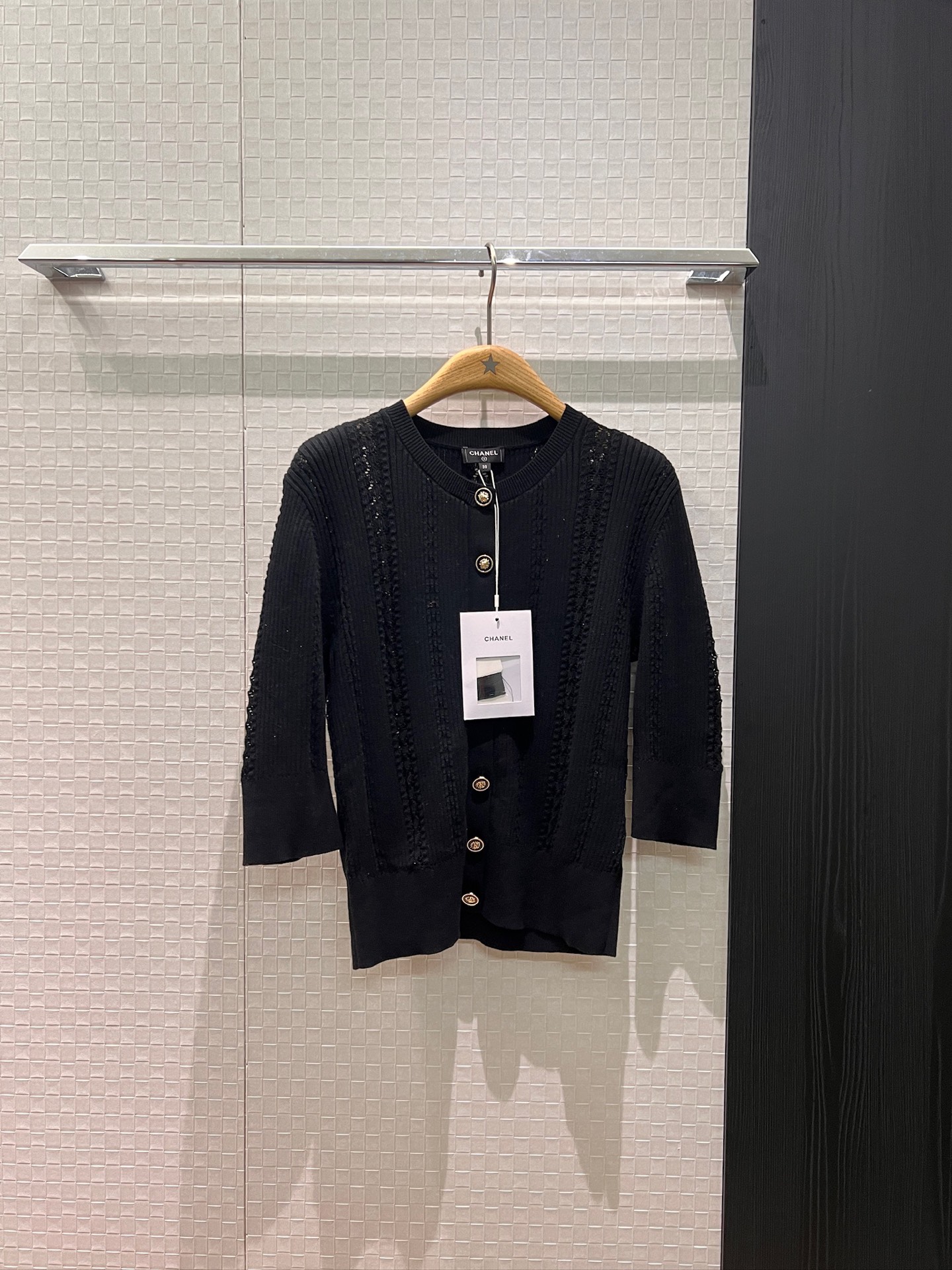 NO:658405,26C new round neck cable cutout hollow sleeve short knitted cardigan top with molded buttons, slim fit, versatile for age reduction, black and white SML,,alexander wang1986090926C新款圆领绞花镂空中袖短款针织开衫上衣开模扣子 修身显瘦 减龄百搭黑色白色 SML,,alexander wang,Women's clothing