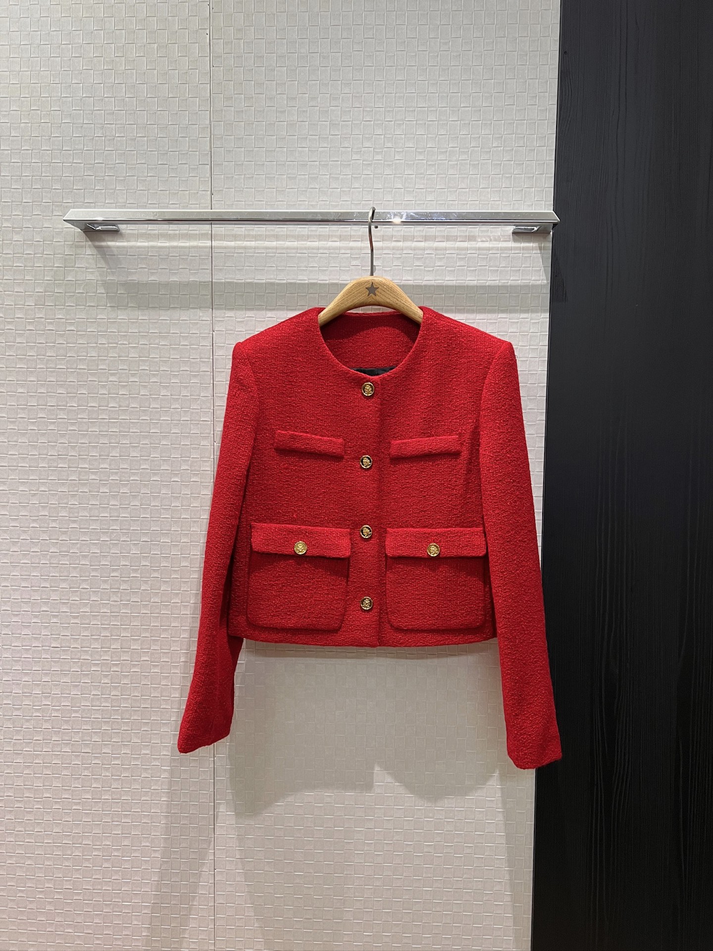 NO:658399,New round neck New Year red pocket decorated short jacket Wool tweed molded gold buckle Must-have for Christmas and New Year Versatile temperament SML,,jackets & coats,alexander wang19860909新款圆领新年红口袋装饰短款外套 羊毛粗花呢开模金扣 圣诞新年必备 气质百搭SML,,jackets & coats,alexander wang,Women's clothing