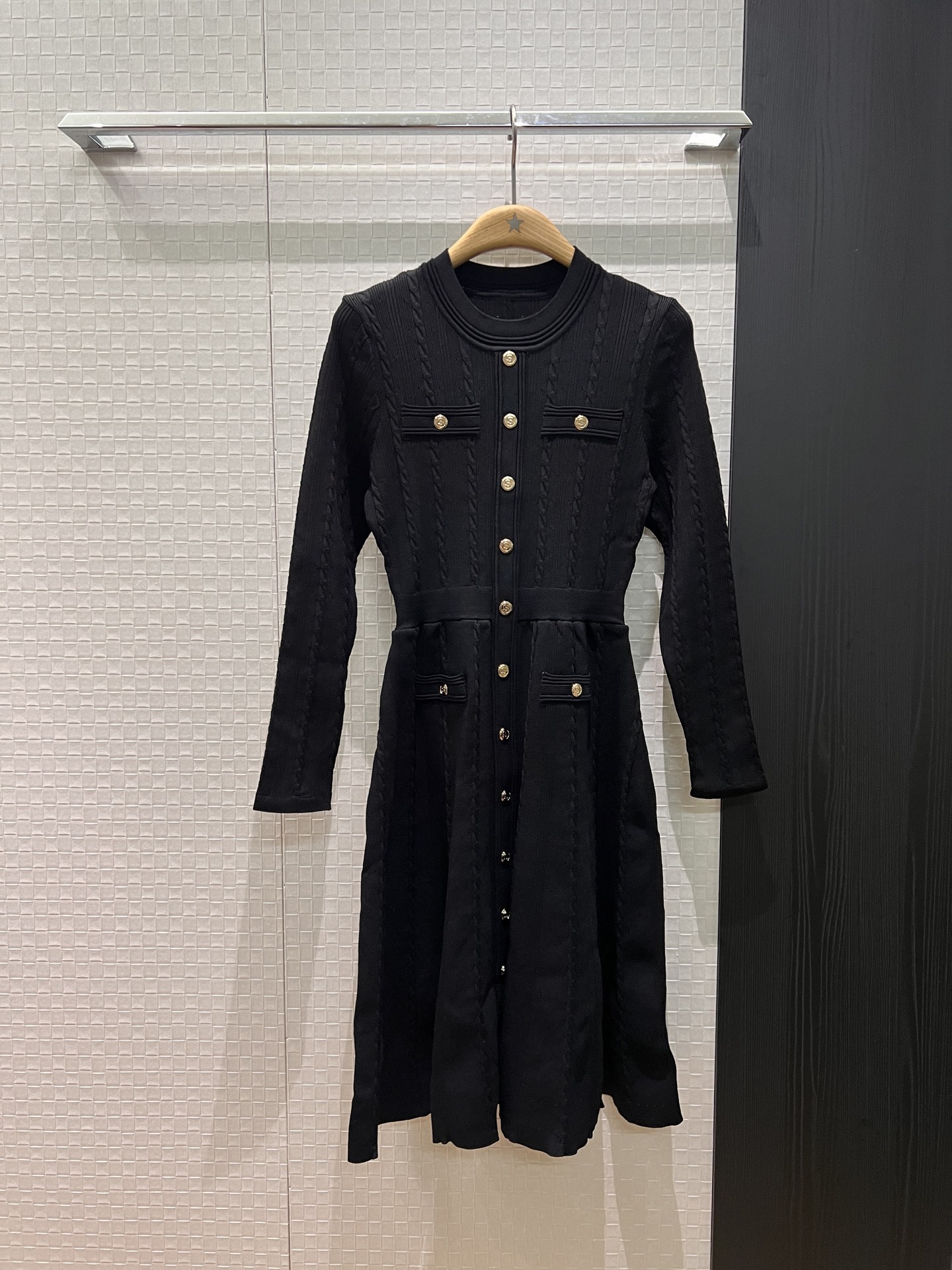 NO:658387,New cable pattern round neck knitted long-sleeved dress with molded gold buckle decoration, waist slimming, elegant commuting, wear alone with black and dark blue SML,,skirts,alexander wang19860909新款绞花纹圆领针织长袖连衣裙开模金扣装饰 收腰显瘦 气质通勤 单穿外搭黑色深蓝 SML,,skirts,alexander wang,Women's clothing