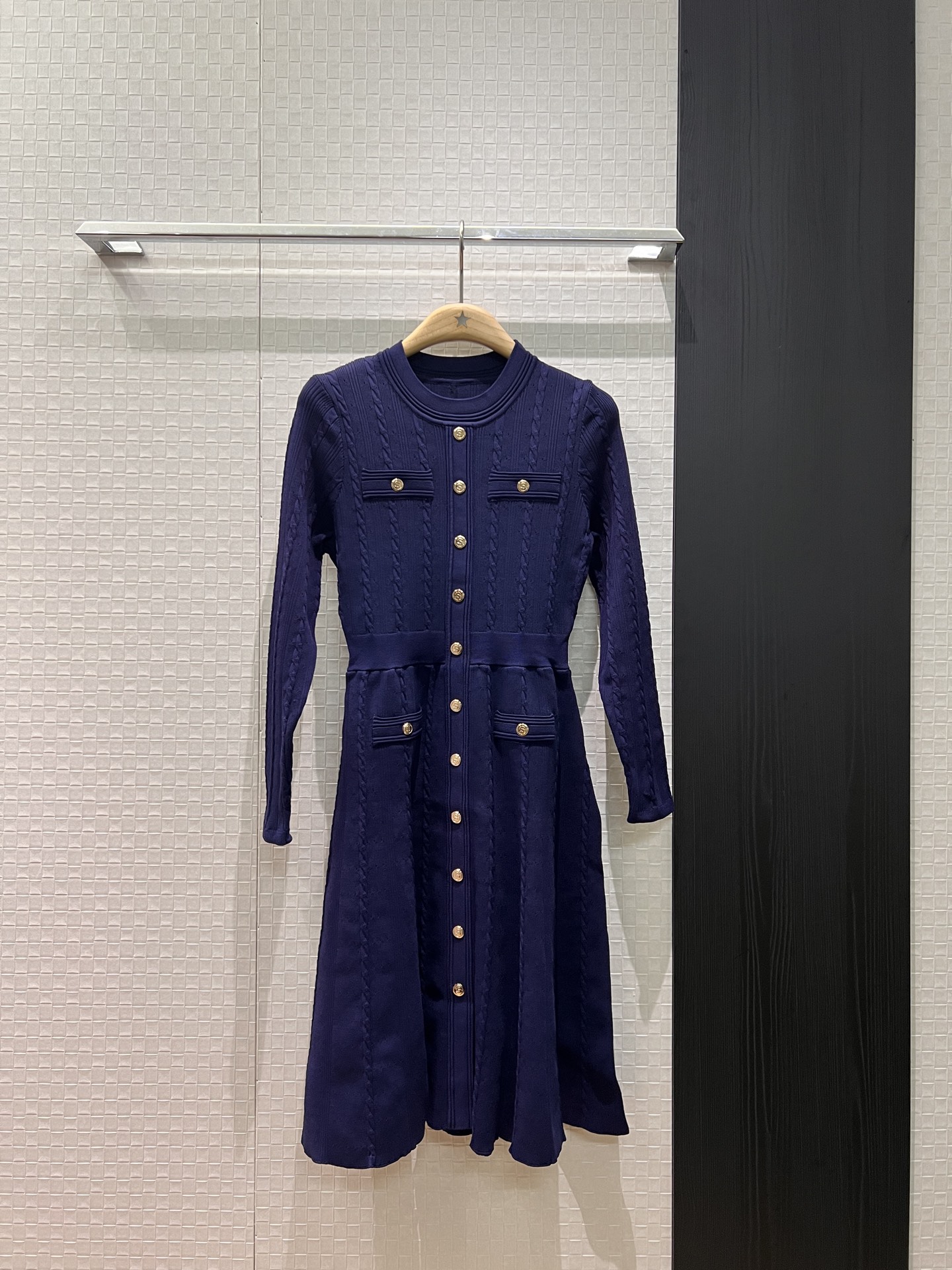 NO:658381,New cable pattern round neck knitted long-sleeved dress with molded gold buckle decoration, waist slimming, elegant commuting, wear alone with black and dark blue SML,,skirts,alexander wang19860909新款绞花纹圆领针织长袖连衣裙开模金扣装饰 收腰显瘦 气质通勤 单穿外搭黑色深蓝 SML,,skirts,alexander wang,Women's clothing