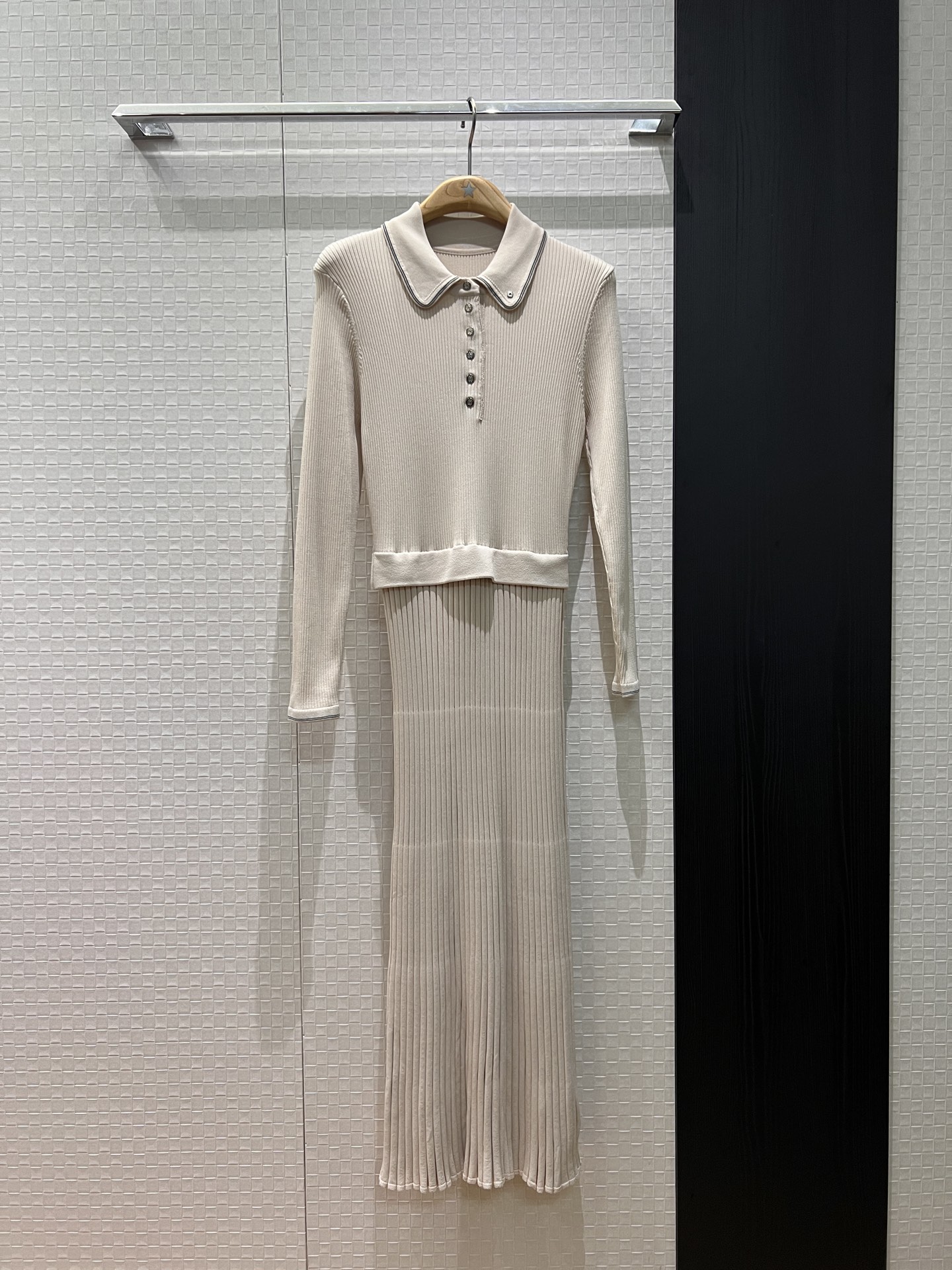 NO:658398,New fake two-piece design, lapel long sleeves, spliced ​​pit long skirt, knitted dress with striped edge decoration, slim fit, elegant black apricot color SML,,skirts,alexander wang19860909新款假两件设计 翻领长袖拼接坑条长裙 针织连衣裙条纹边装饰 修身显瘦 气质优雅黑色杏色 SML,,skirts,alexander wang,Women's clothing